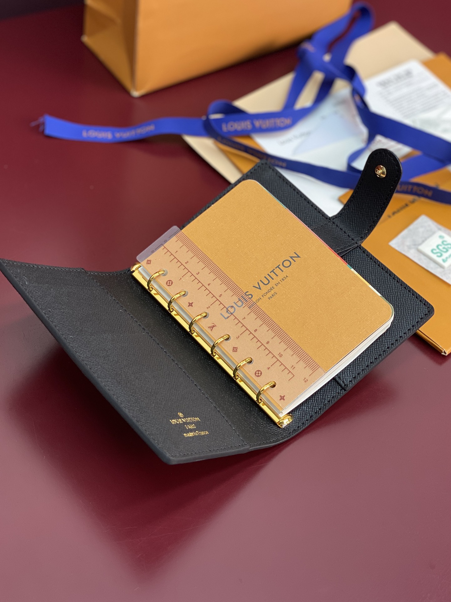 R20005 黄花 芯片版！小号活页记事本封面、这款小型记事本封套以 Monogram帆布制造，可放三张