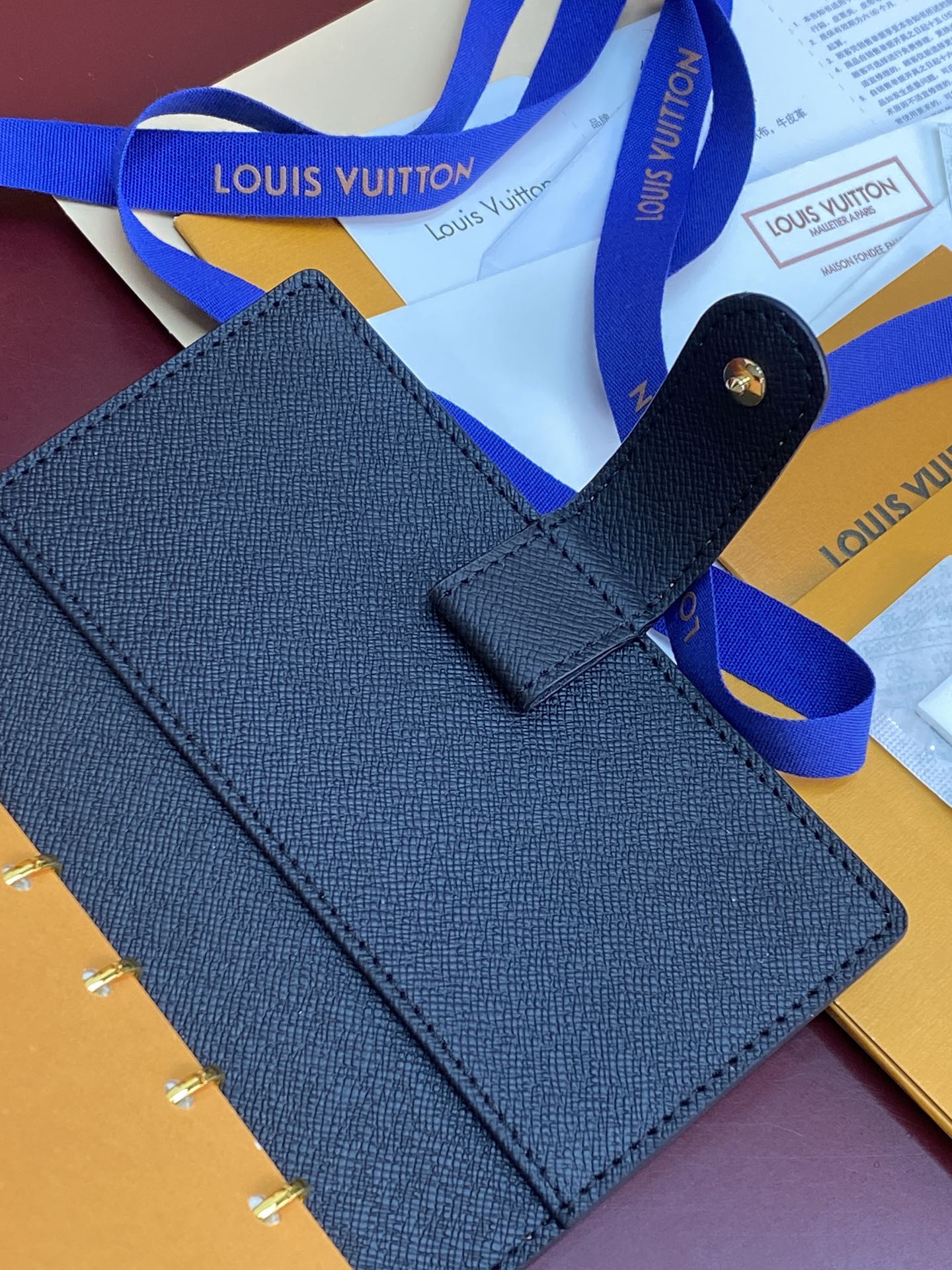 R20005 黄花 芯片版！小号活页记事本封面、这款小型记事本封套以 Monogram帆布制造，可放三张