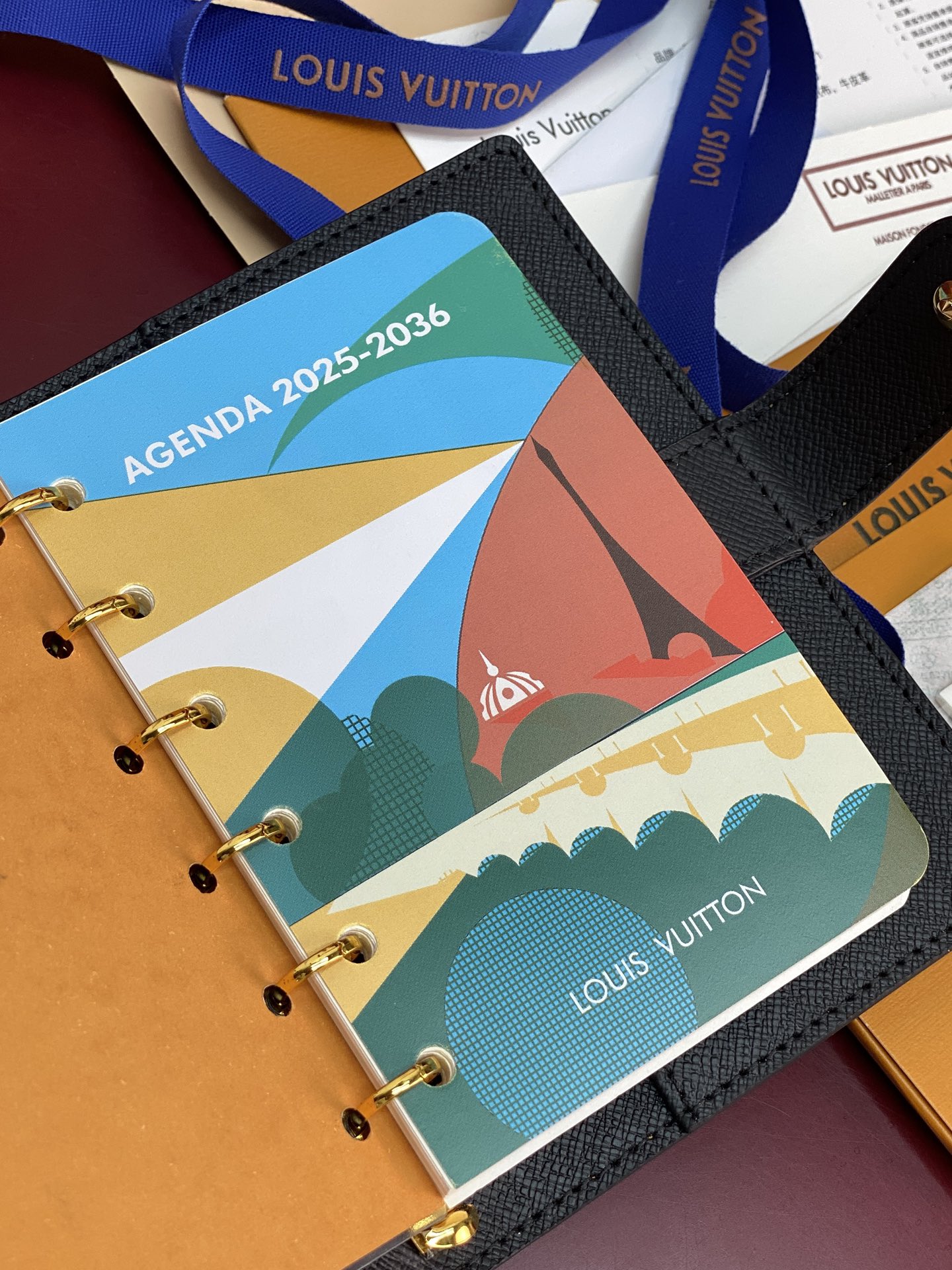 R20005 黄花 芯片版！小号活页记事本封面、这款小型记事本封套以 Monogram帆布制造，可放三张