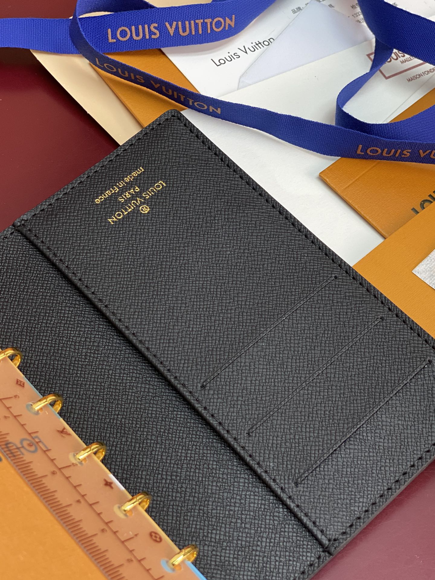 R20005 黄花 芯片版！小号活页记事本封面、这款小型记事本封套以 Monogram帆布制造，可放三张