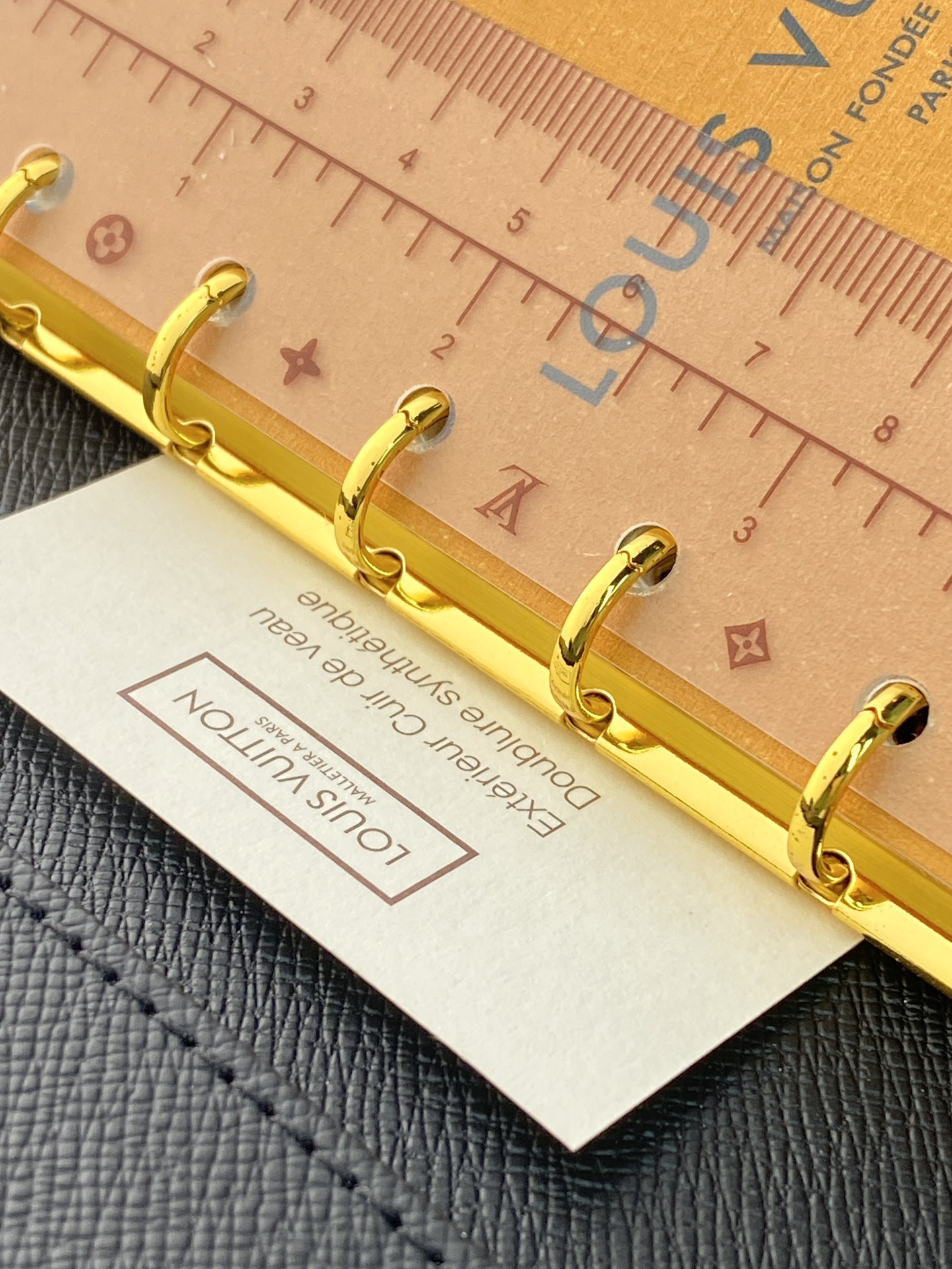 R20005 黄花 芯片版！小号活页记事本封面、这款小型记事本封套以 Monogram帆布制造，可放三张