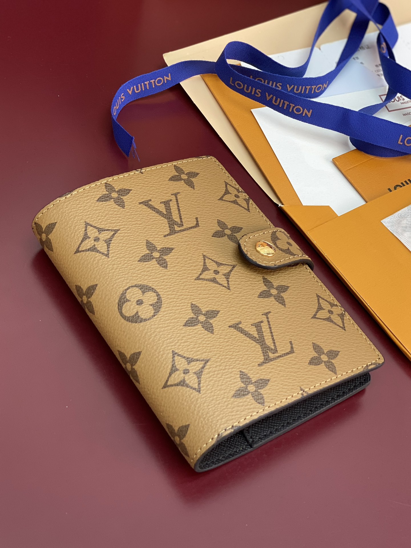 R20005 黄花 芯片版！小号活页记事本封面、这款小型记事本封套以 Monogram帆布制造，可放三张