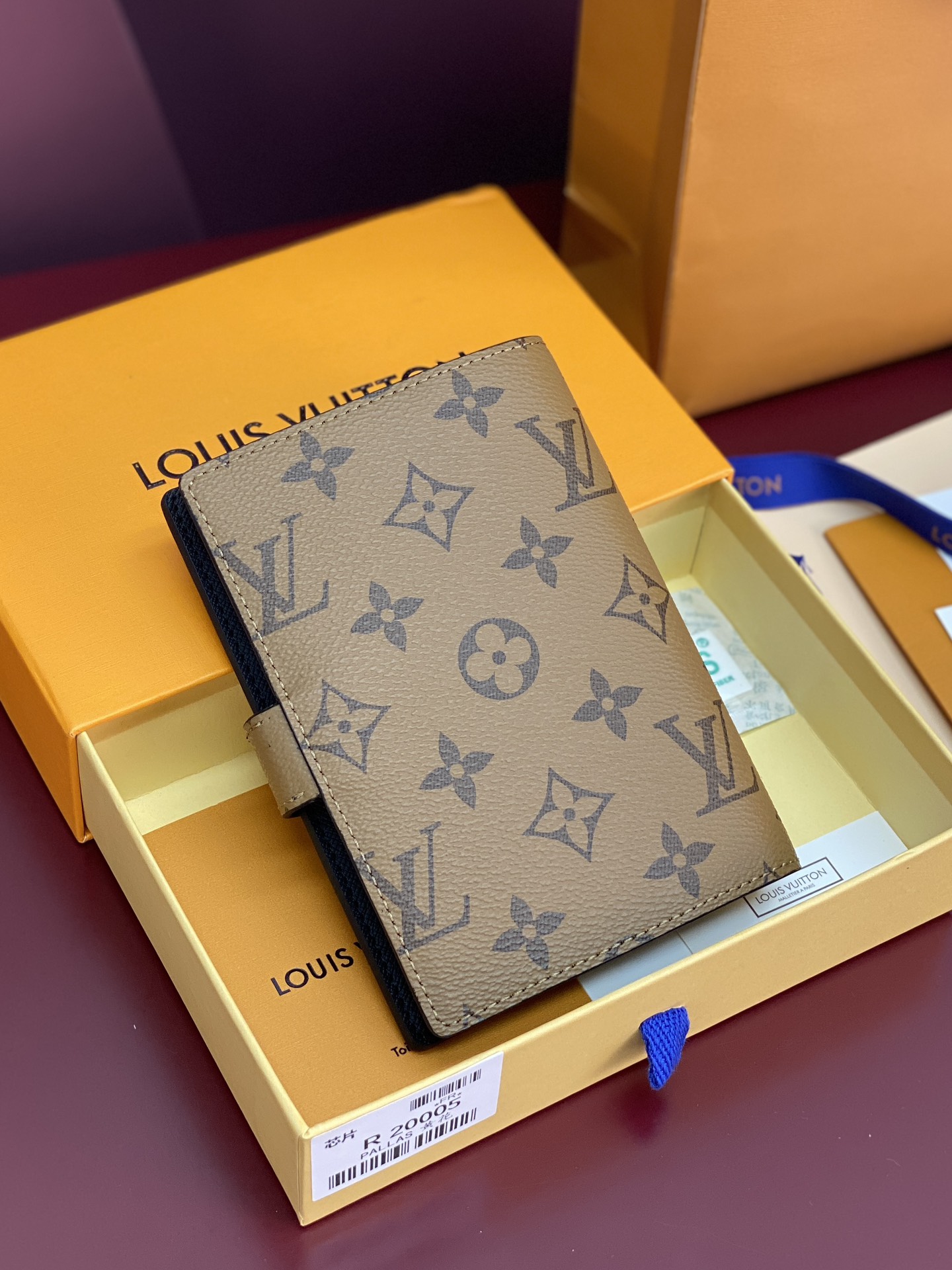 R20005 黄花 芯片版！小号活页记事本封面、这款小型记事本封套以 Monogram帆布制造，可放三张