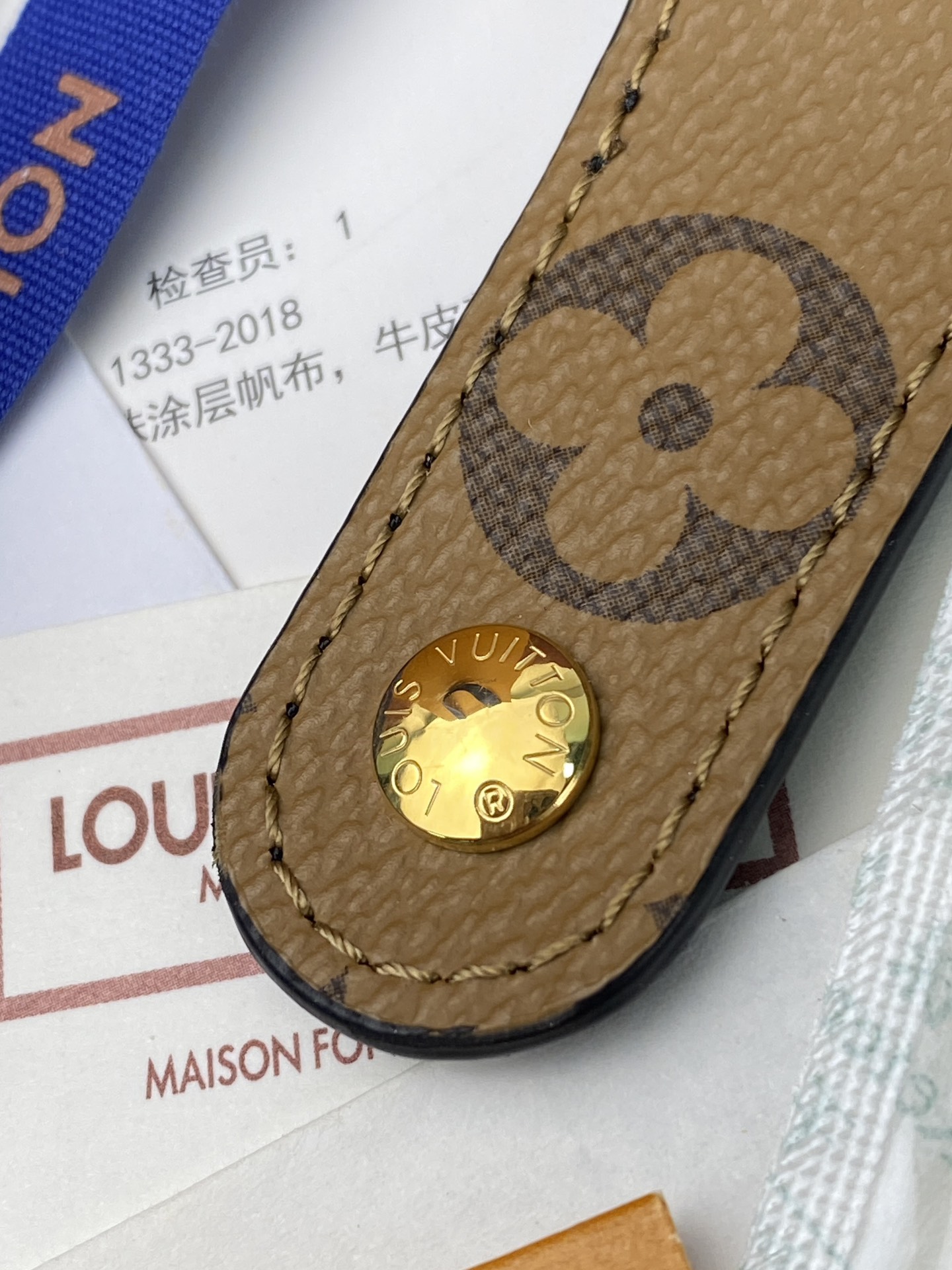 R20005 黄花 芯片版！小号活页记事本封面、这款小型记事本封套以 Monogram帆布制造，可放三张