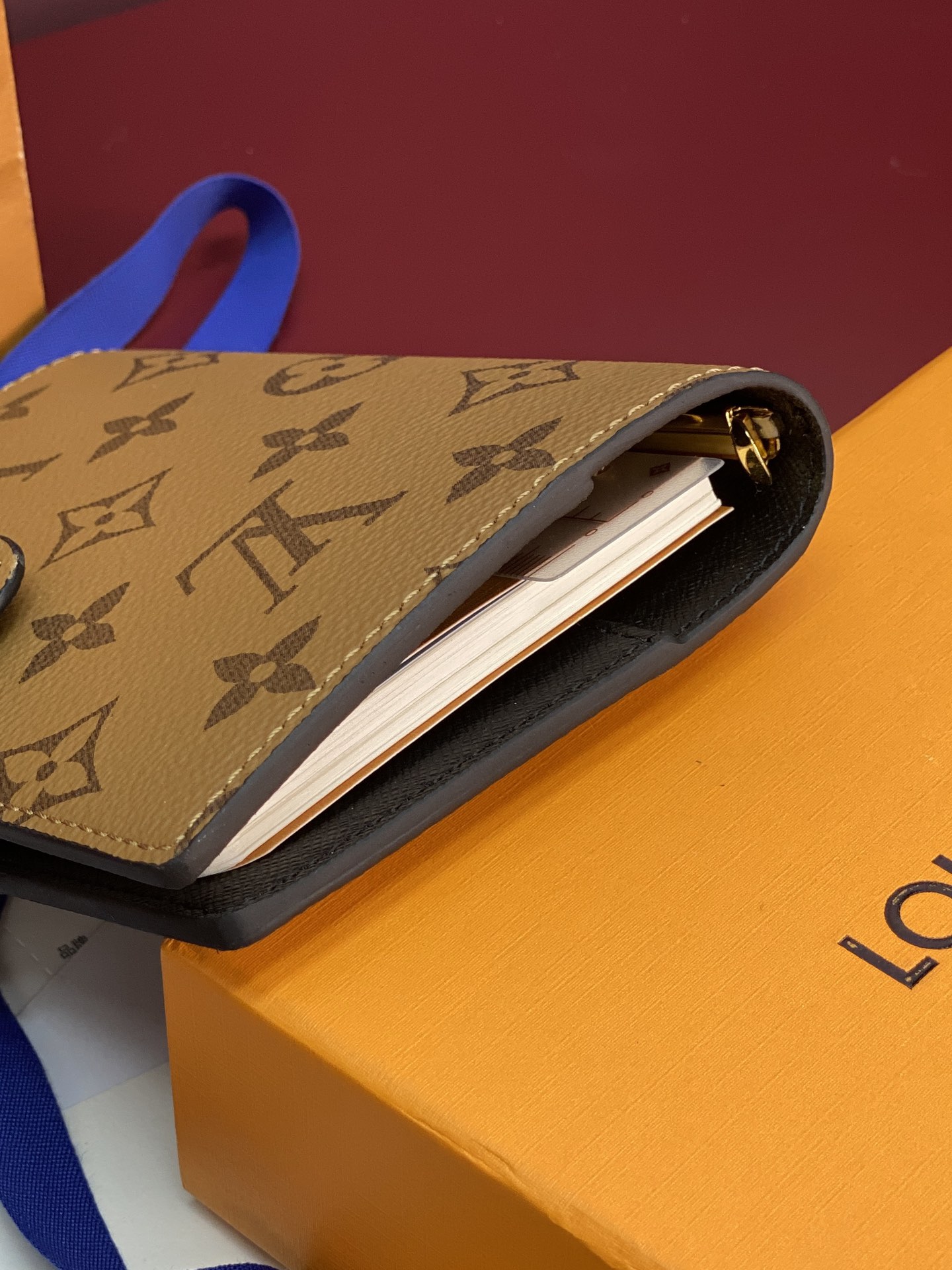 R20005 黄花 芯片版！小号活页记事本封面、这款小型记事本封套以 Monogram帆布制造，可放三张