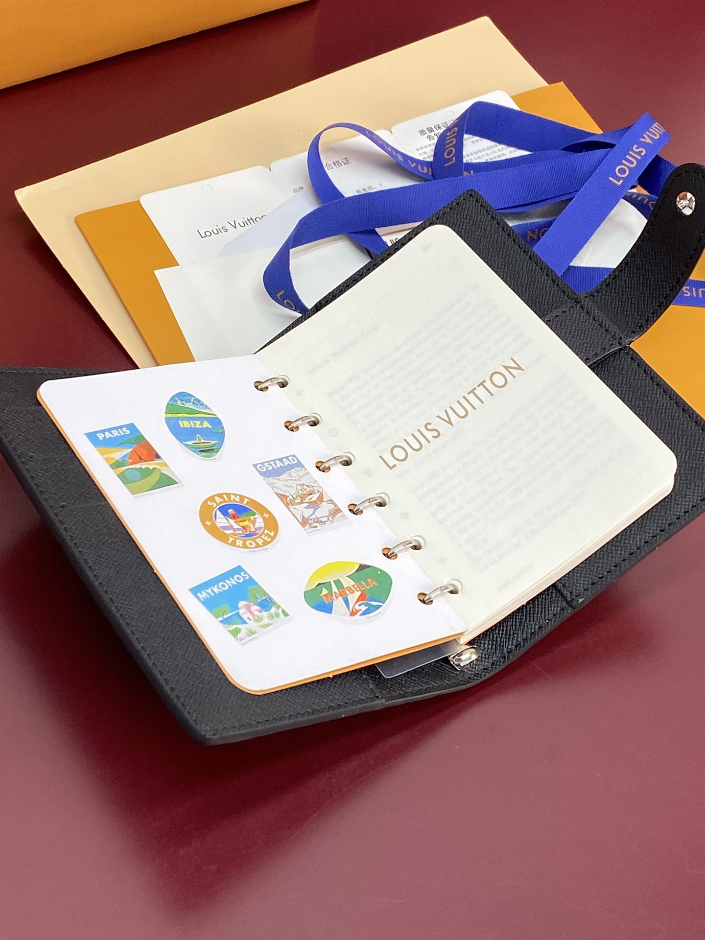 R20005 灰花 芯片版！小号活页记事本封面、这款小型记事本封套以 Monogram帆布制造，可放三张