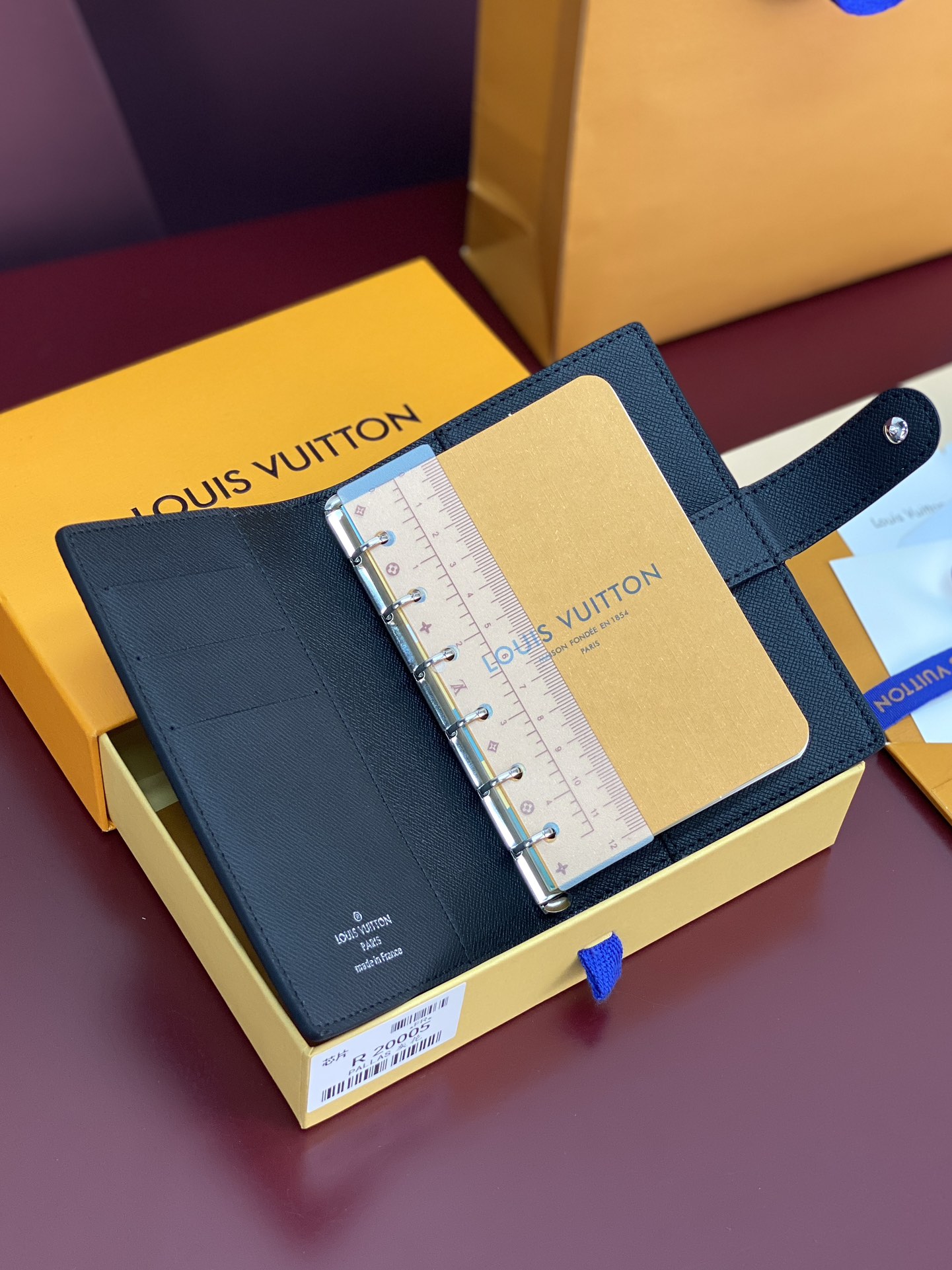 R20005 灰花 芯片版！小号活页记事本封面、这款小型记事本封套以 Monogram帆布制造，可放三张