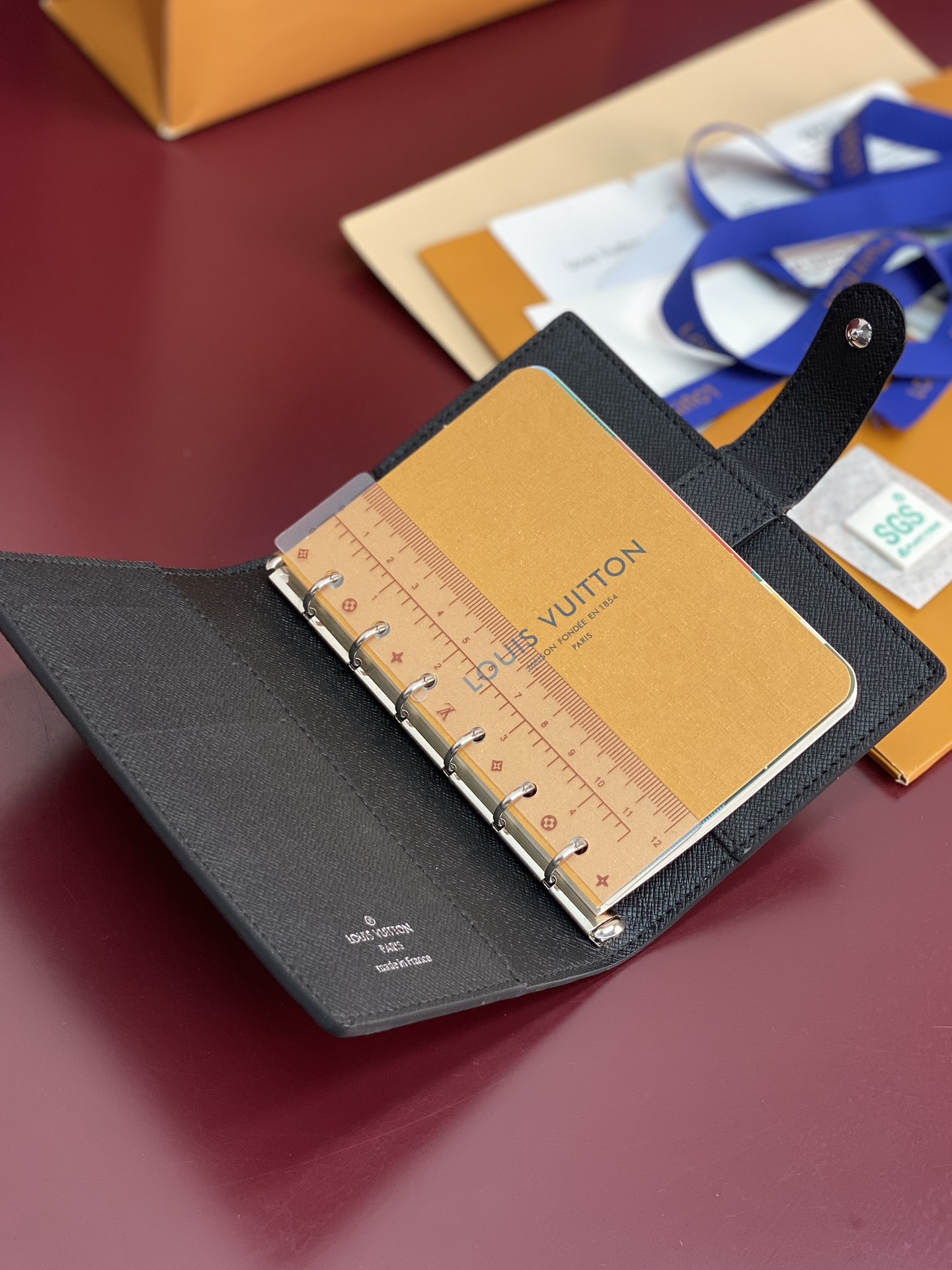 R20005 灰花 芯片版！小号活页记事本封面、这款小型记事本封套以 Monogram帆布制造，可放三张