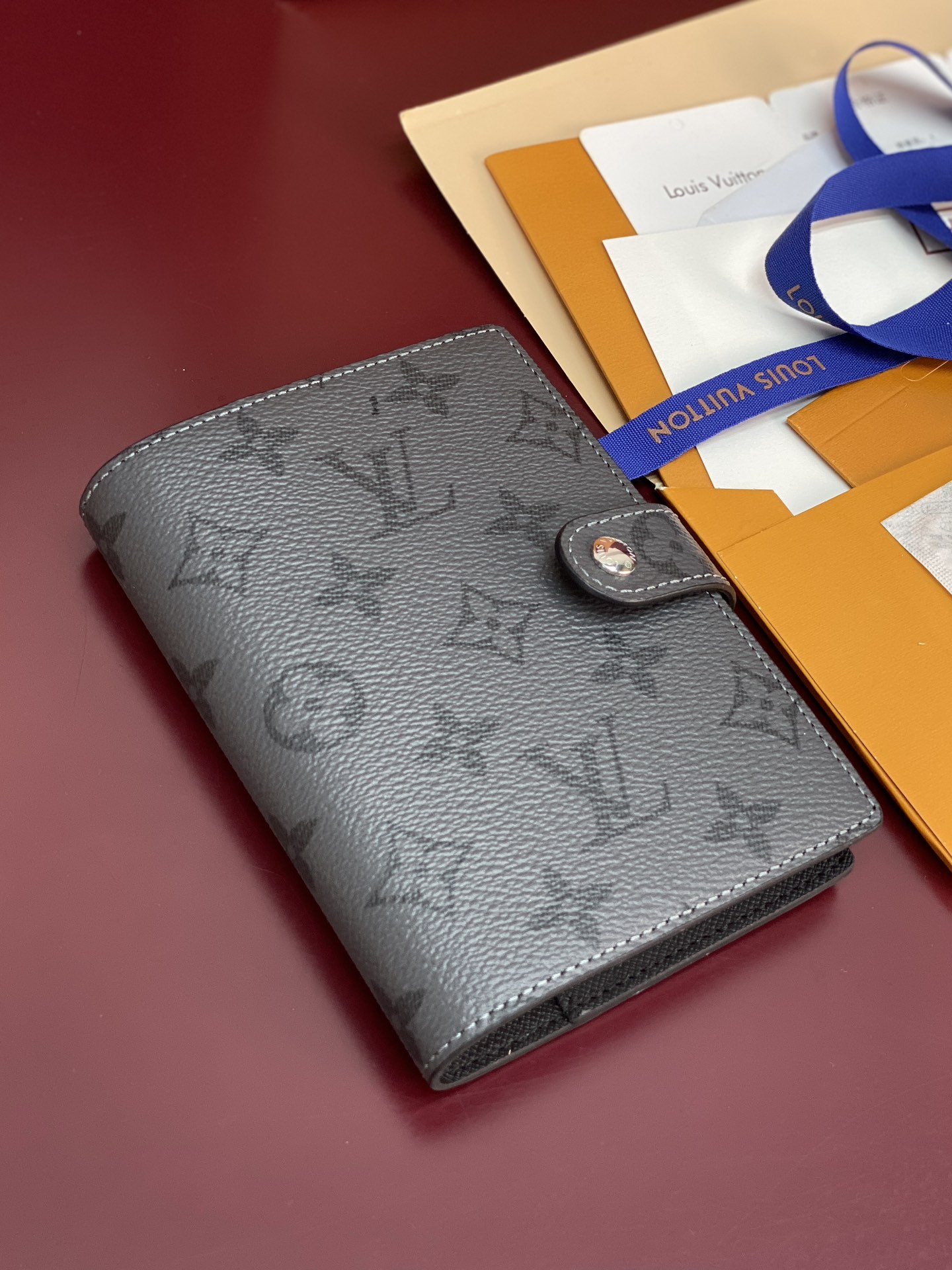 R20005 灰花 芯片版！小号活页记事本封面、这款小型记事本封套以 Monogram帆布制造，可放三张