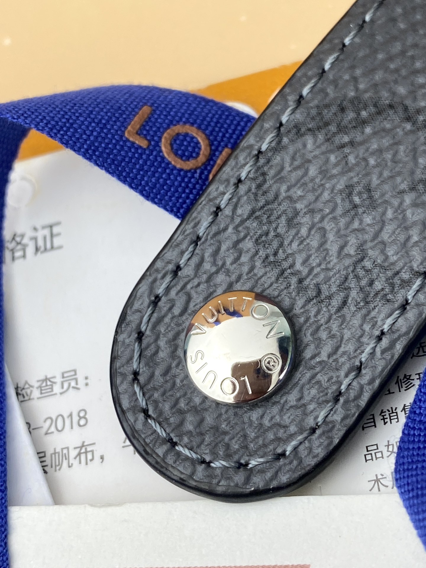 R20005 灰花 芯片版！小号活页记事本封面、这款小型记事本封套以 Monogram帆布制造，可放三张