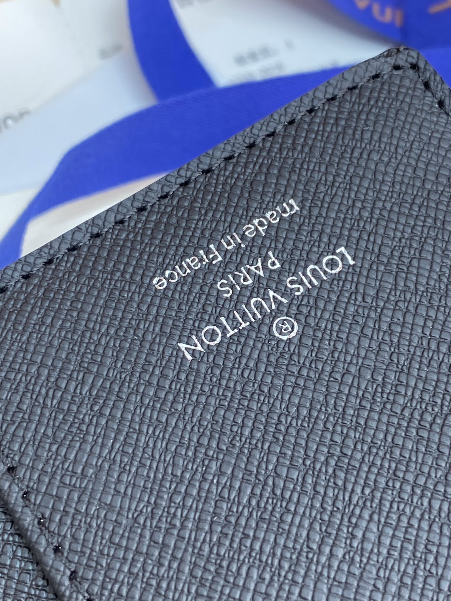 R20005 灰花 芯片版！小号活页记事本封面、这款小型记事本封套以 Monogram帆布制造，可放三张