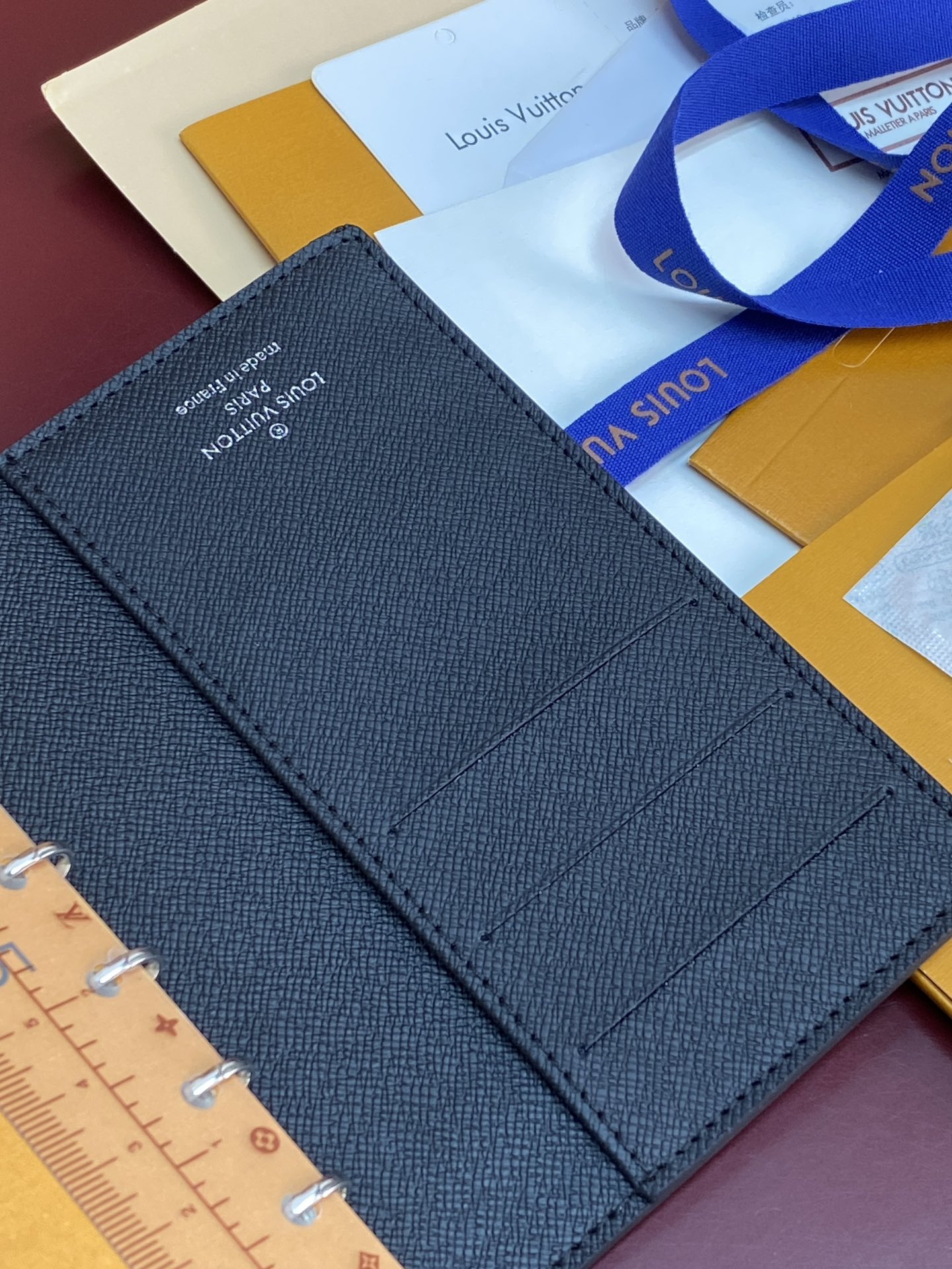 R20005 灰花 芯片版！小号活页记事本封面、这款小型记事本封套以 Monogram帆布制造，可放三张