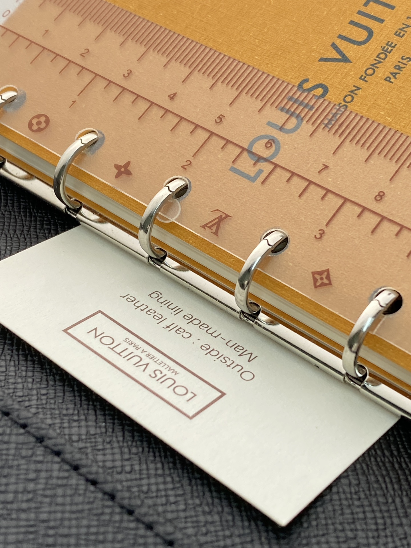 R20005 灰花 芯片版！小号活页记事本封面、这款小型记事本封套以 Monogram帆布制造，可放三张