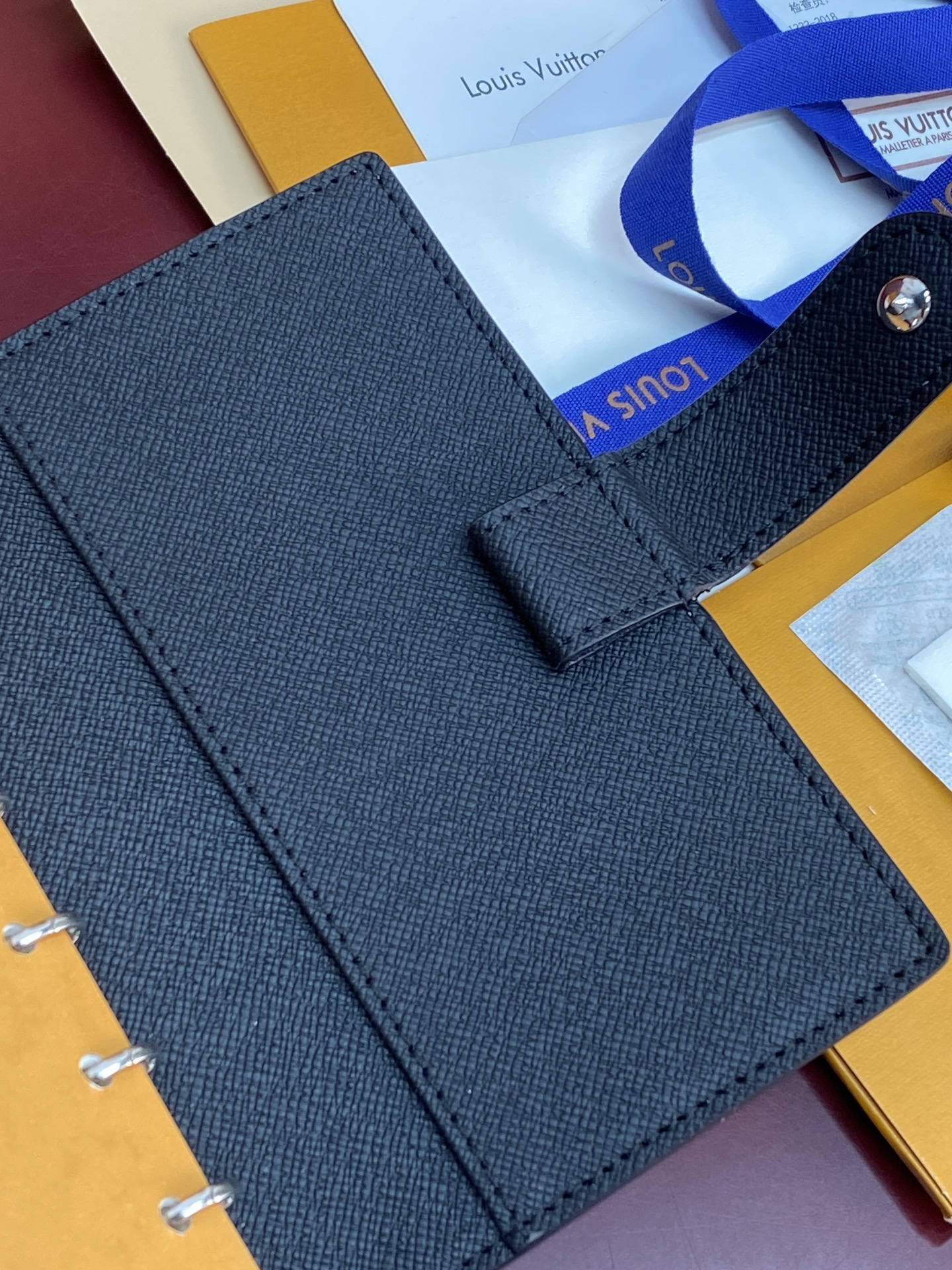 R20005 灰花 芯片版！小号活页记事本封面、这款小型记事本封套以 Monogram帆布制造，可放三张