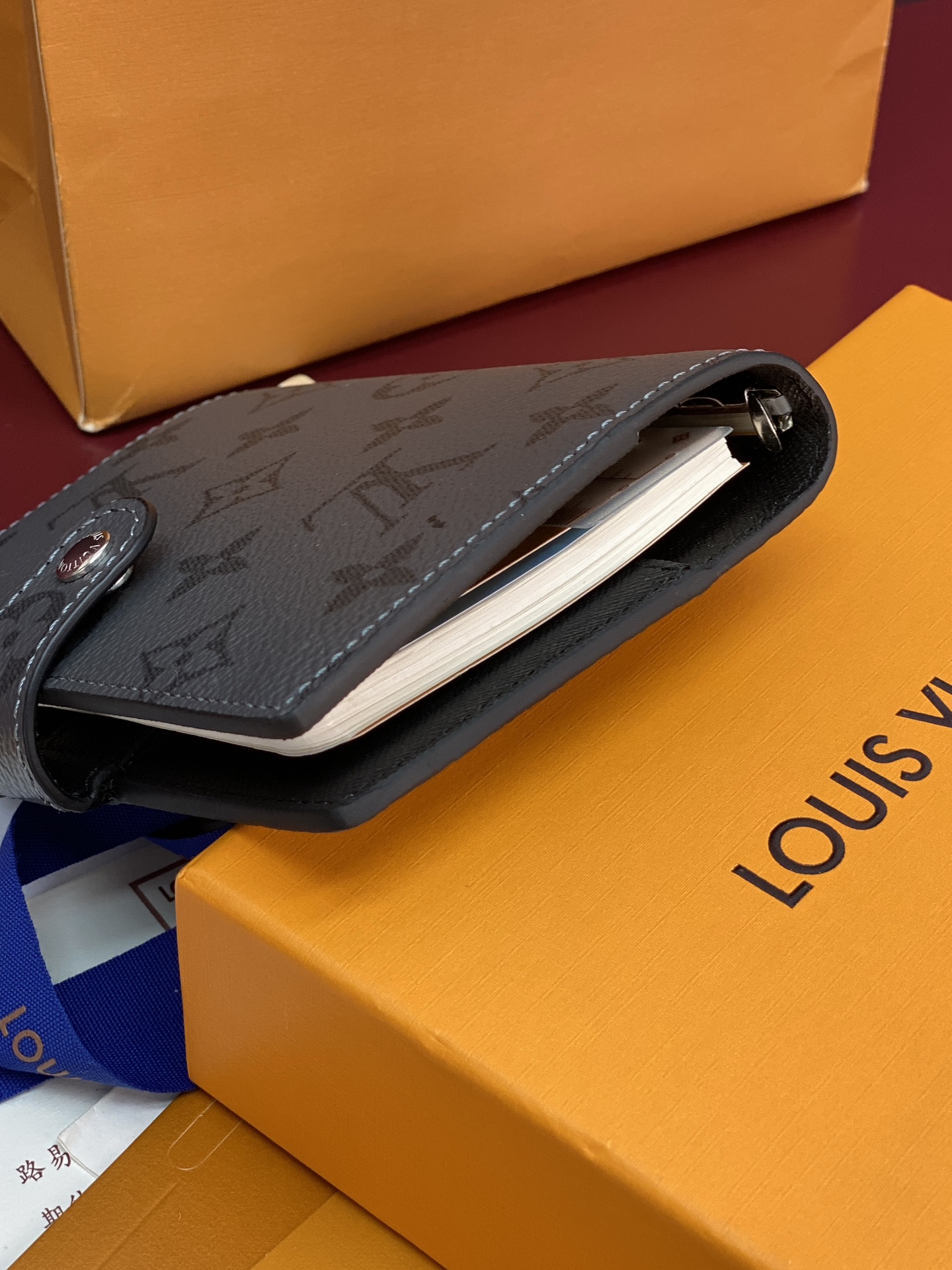 R20005 灰花 芯片版！小号活页记事本封面、这款小型记事本封套以 Monogram帆布制造，可放三张