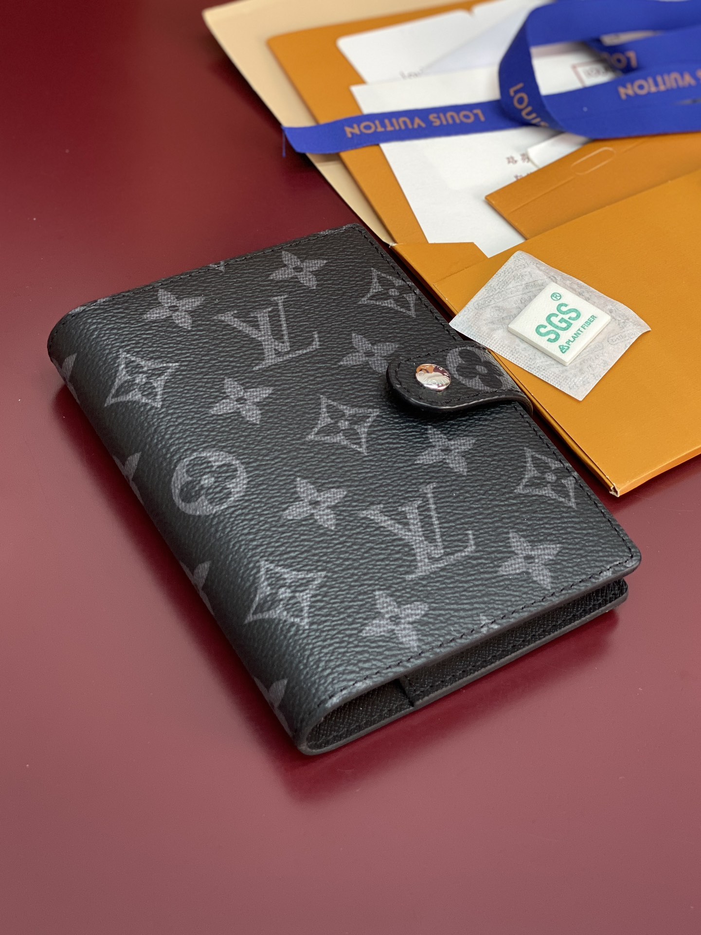 R20005 黑花 芯片版！小号活页记事本封面、这款小型记事本封套以 Monogram帆布制造，可放三张