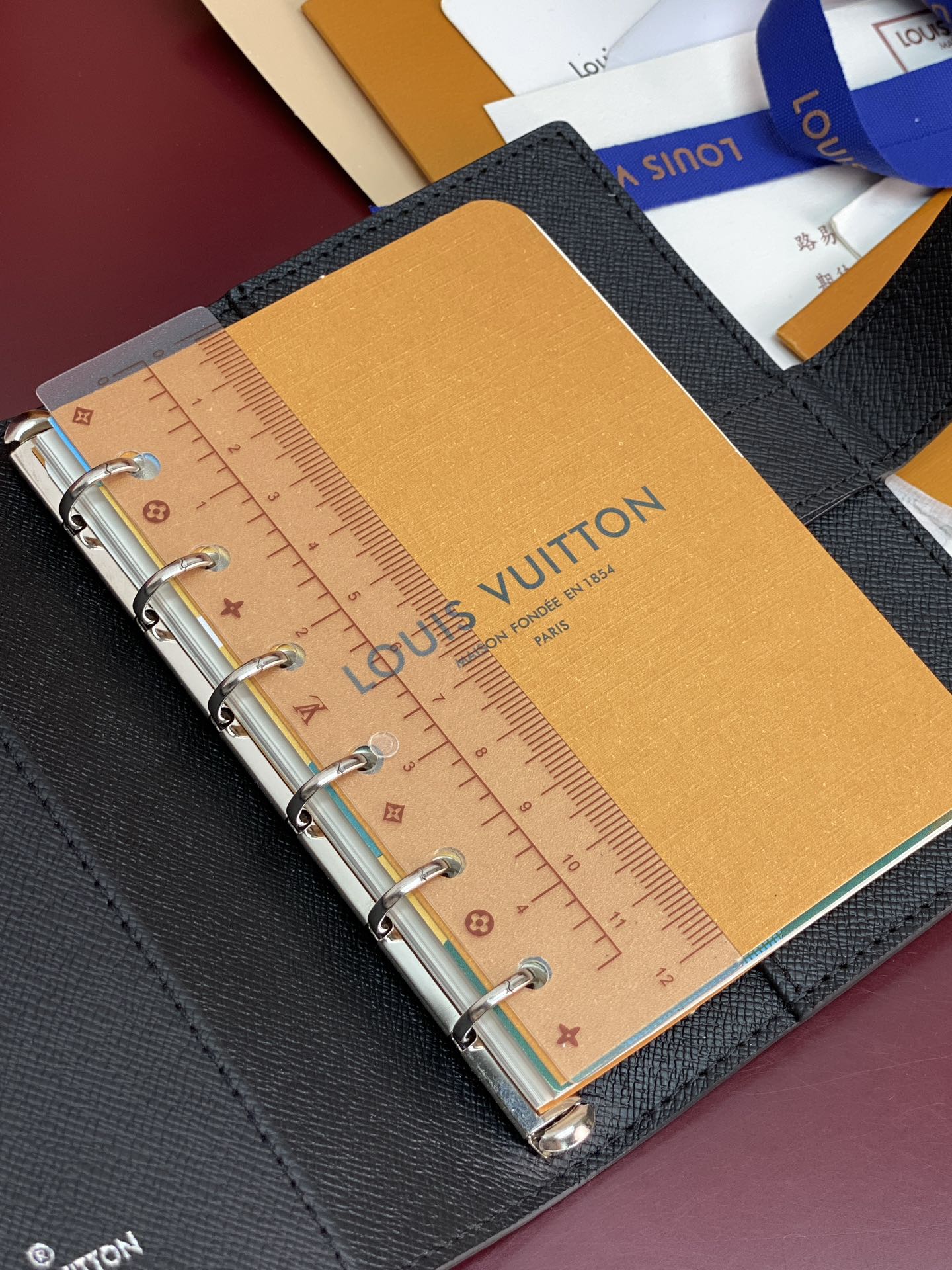 R20005 黑花 芯片版！小号活页记事本封面、这款小型记事本封套以 Monogram帆布制造，可放三张