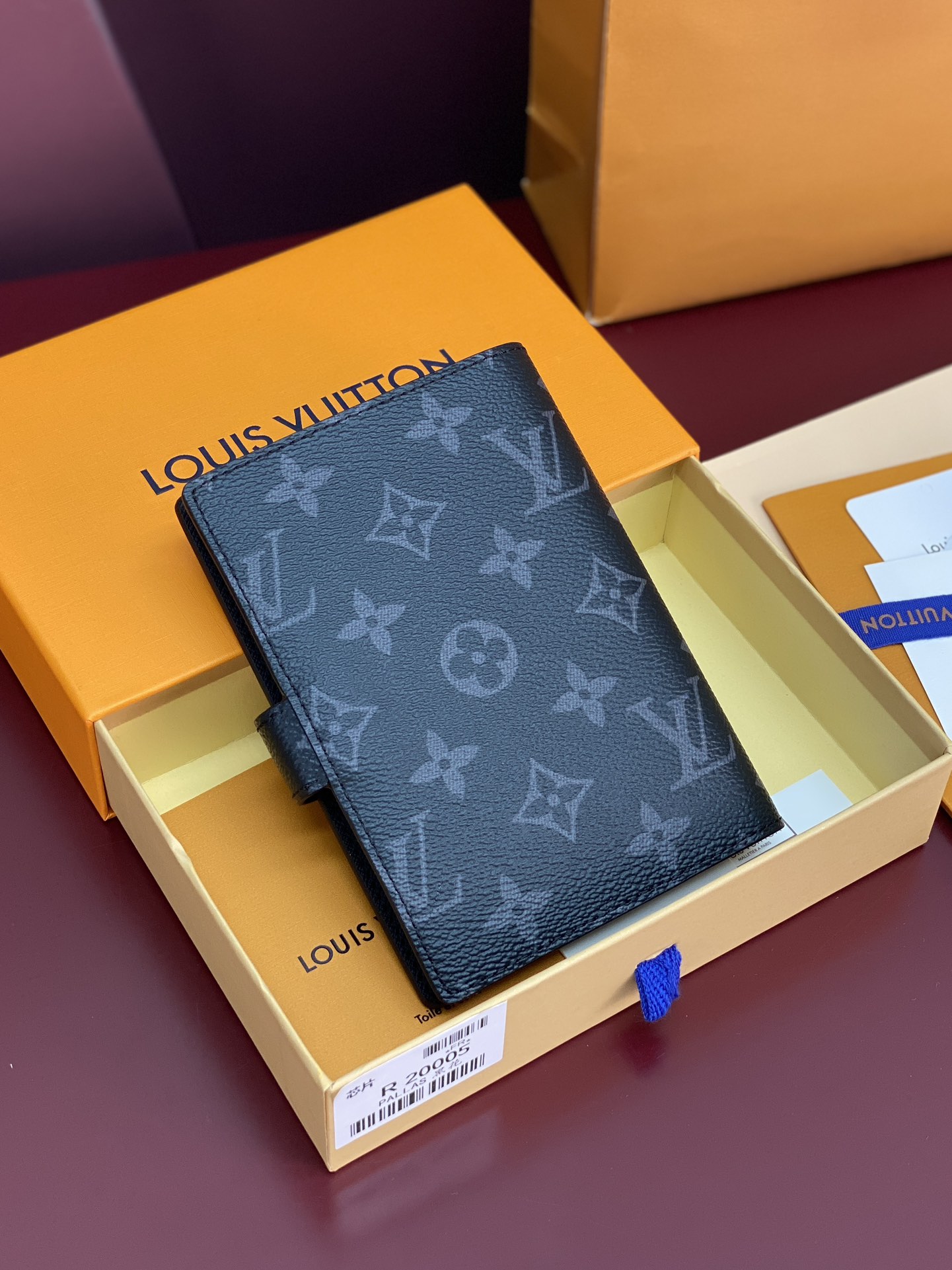 R20005 黑花 芯片版！小号活页记事本封面、这款小型记事本封套以 Monogram帆布制造，可放三张