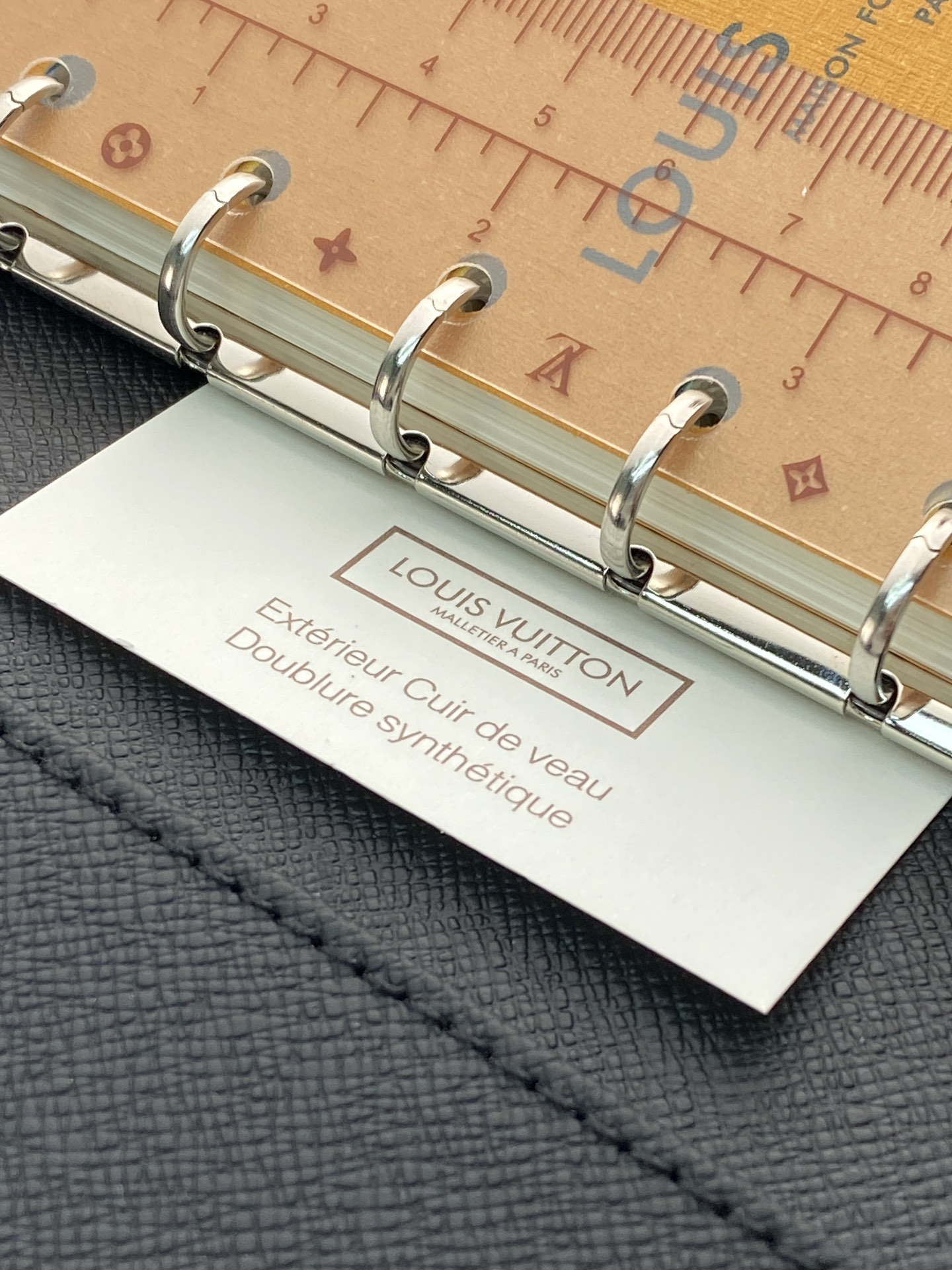 R20005 黑花 芯片版！小号活页记事本封面、这款小型记事本封套以 Monogram帆布制造，可放三张