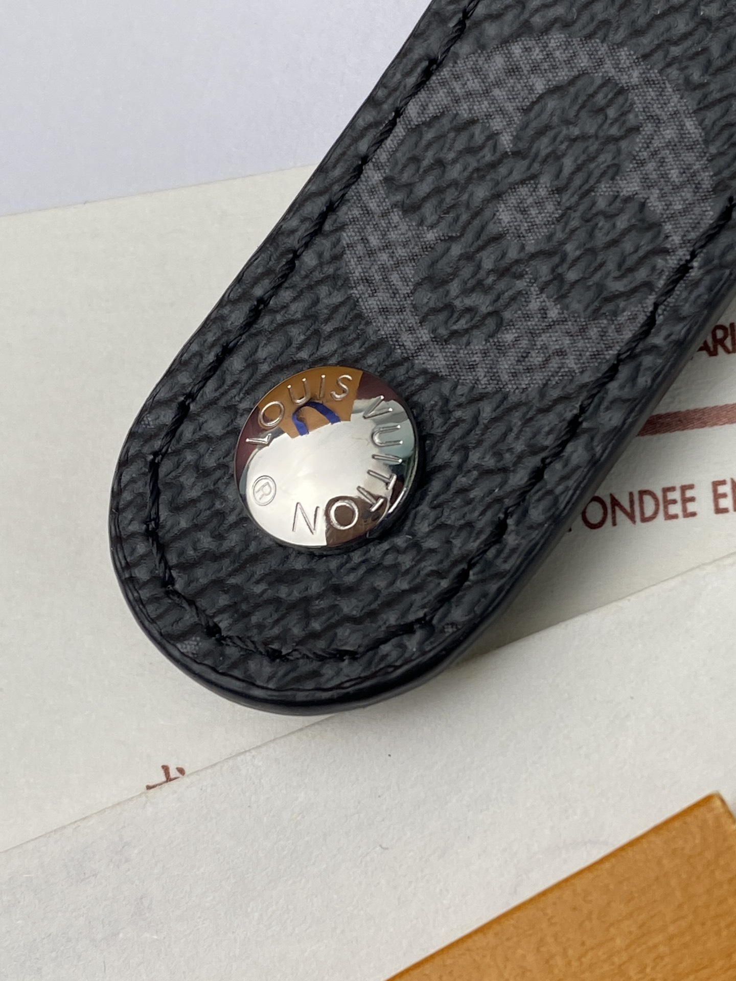 R20005 黑花 芯片版！小号活页记事本封面、这款小型记事本封套以 Monogram帆布制造，可放三张