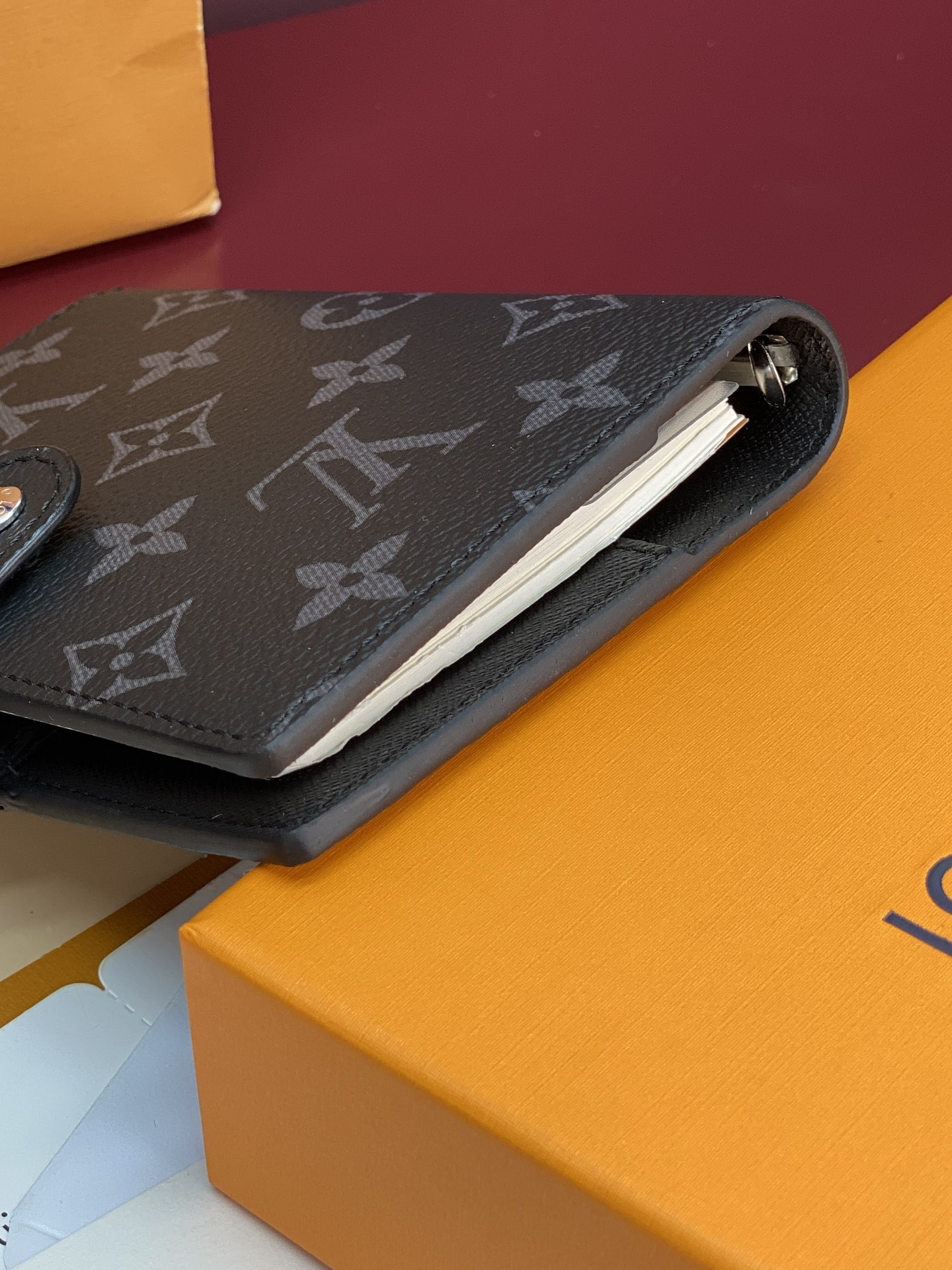 R20005 黑花 芯片版！小号活页记事本封面、这款小型记事本封套以 Monogram帆布制造，可放三张