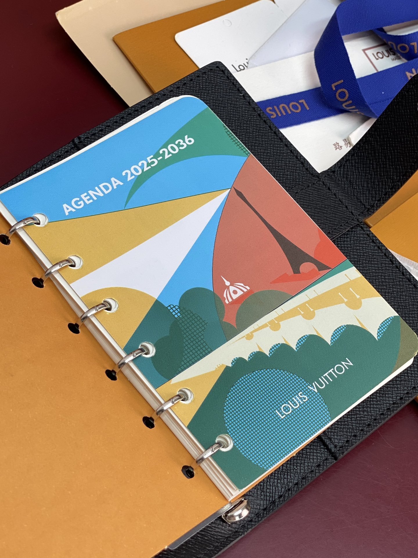 R20005 黑花 芯片版！小号活页记事本封面、这款小型记事本封套以 Monogram帆布制造，可放三张