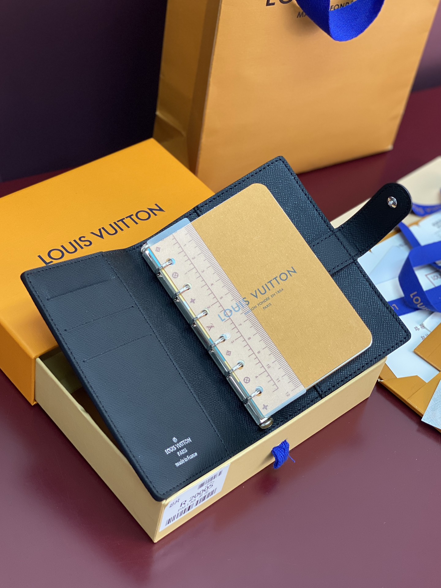 R20005 黑花 芯片版！小号活页记事本封面、这款小型记事本封套以 Monogram帆布制造，可放三张