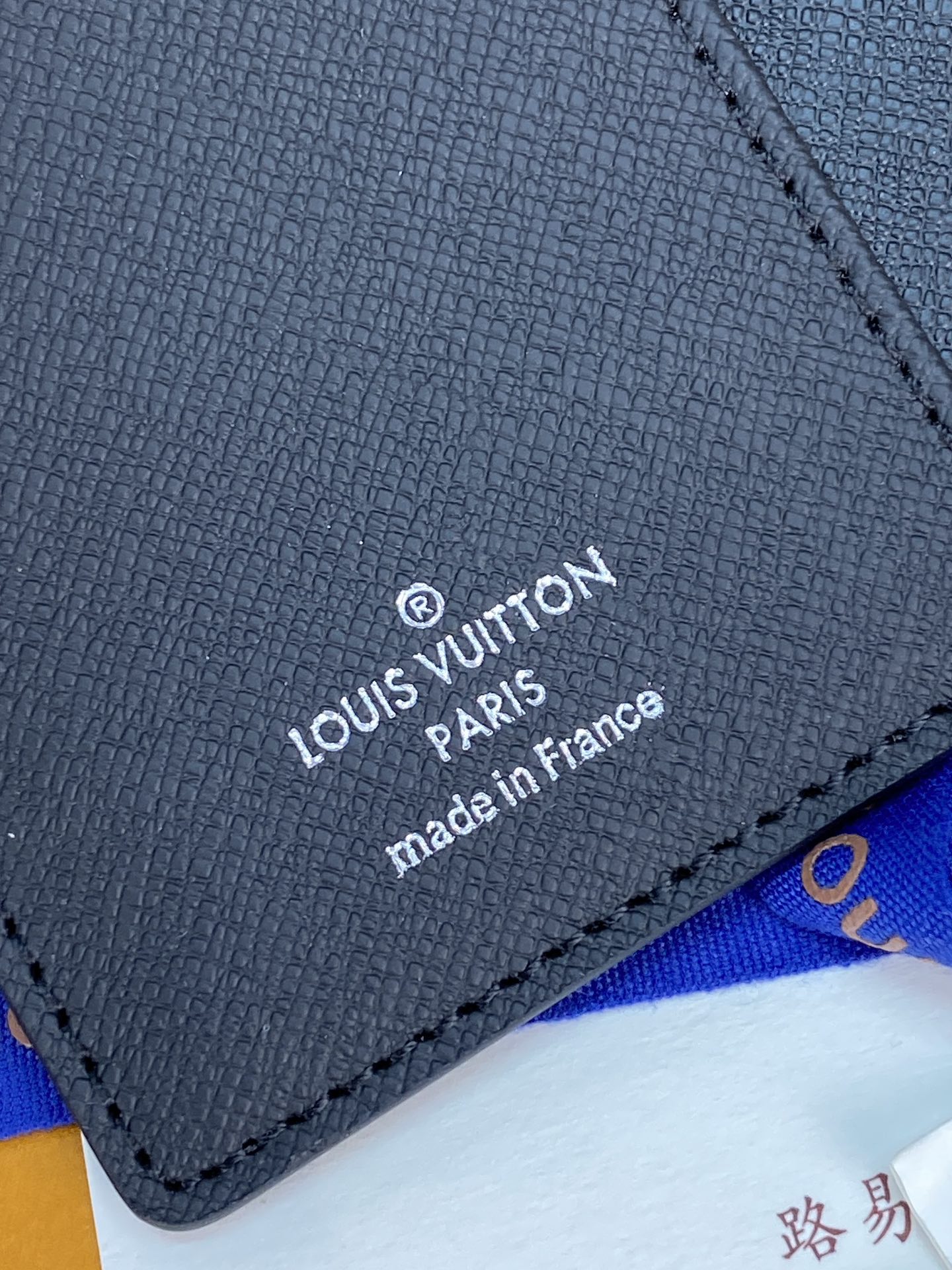 R20005 黑花 芯片版！小号活页记事本封面、这款小型记事本封套以 Monogram帆布制造，可放三张