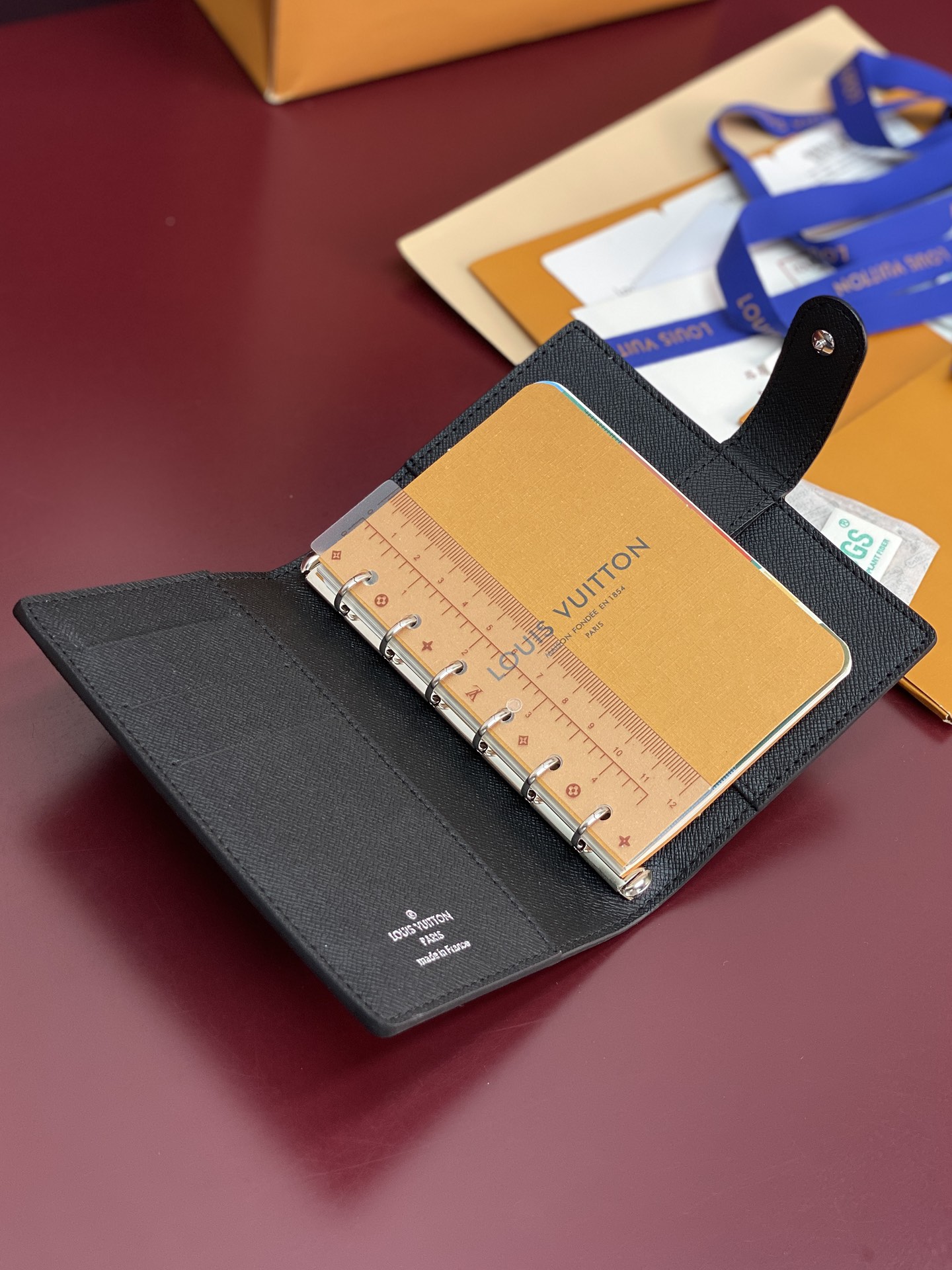 R20005 黑花 芯片版！小号活页记事本封面、这款小型记事本封套以 Monogram帆布制造，可放三张