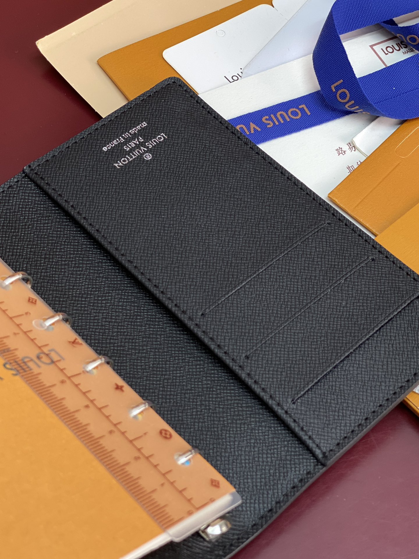 R20005 黑花 芯片版！小号活页记事本封面、这款小型记事本封套以 Monogram帆布制造，可放三张