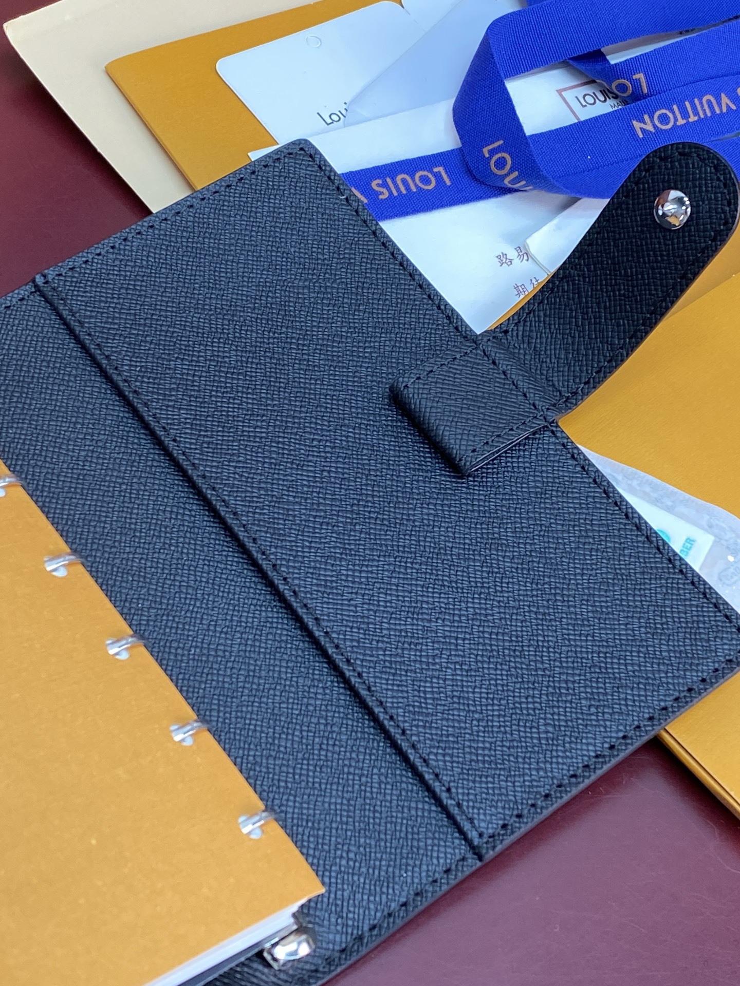 R20005 黑花 芯片版！小号活页记事本封面、这款小型记事本封套以 Monogram帆布制造，可放三张