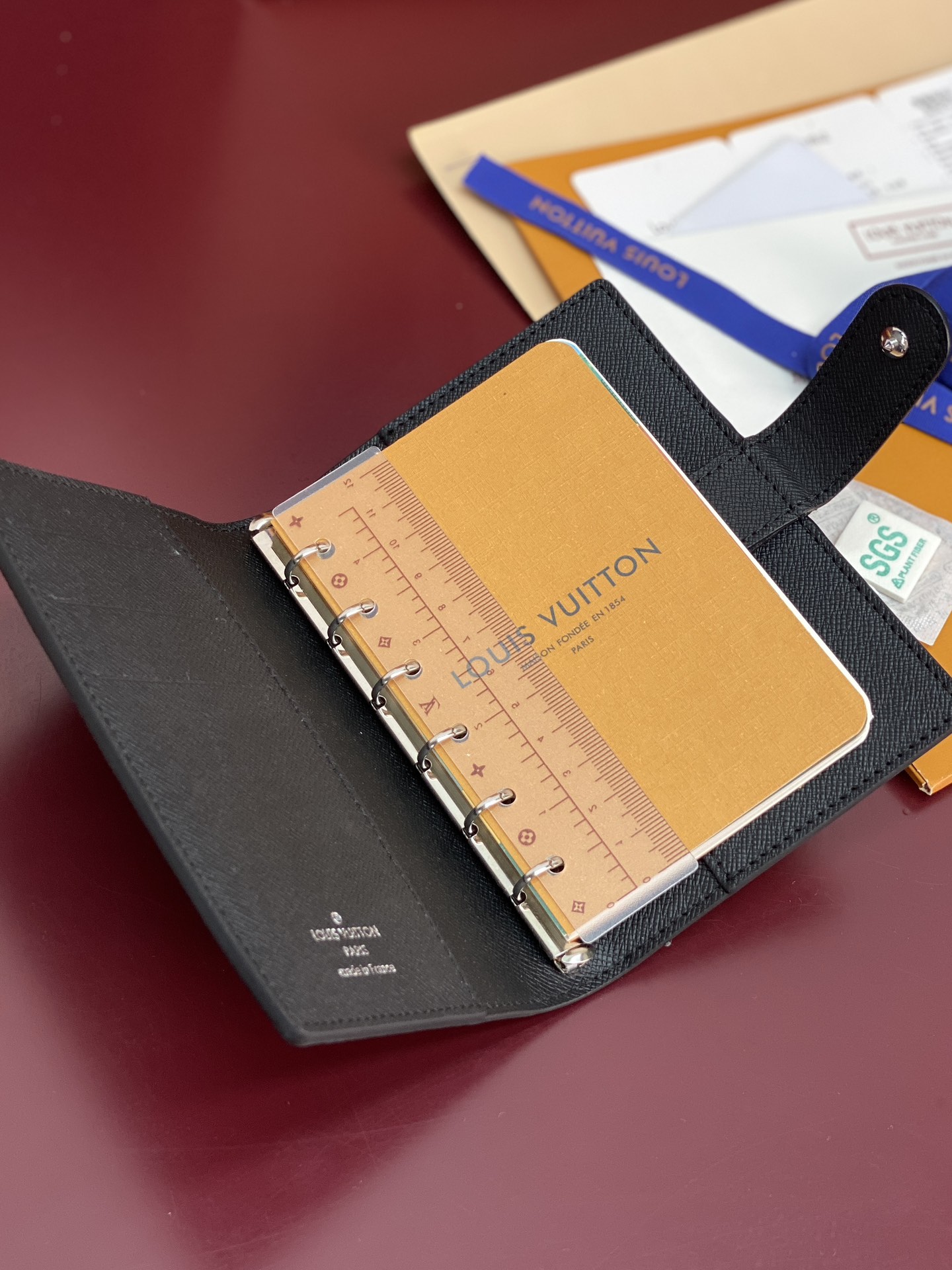 R20005 黑格 芯片版！小号活页记事本封面、这款小型记事本封套以 Monogram帆布制造，可放三张