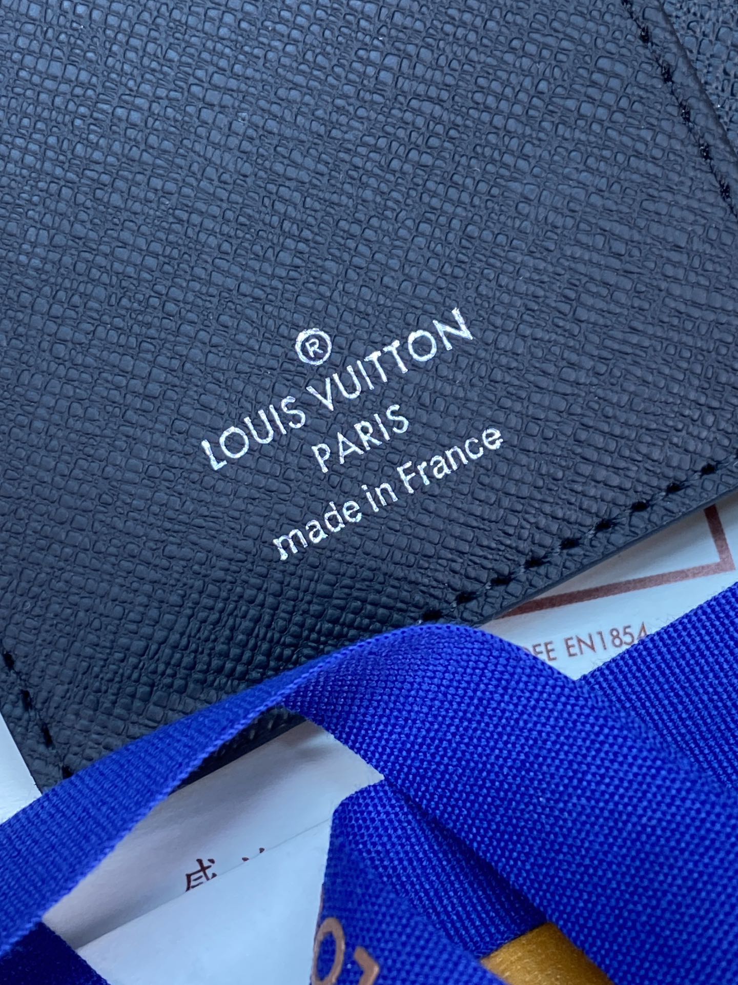 R20005 黑格 芯片版！小号活页记事本封面、这款小型记事本封套以 Monogram帆布制造，可放三张