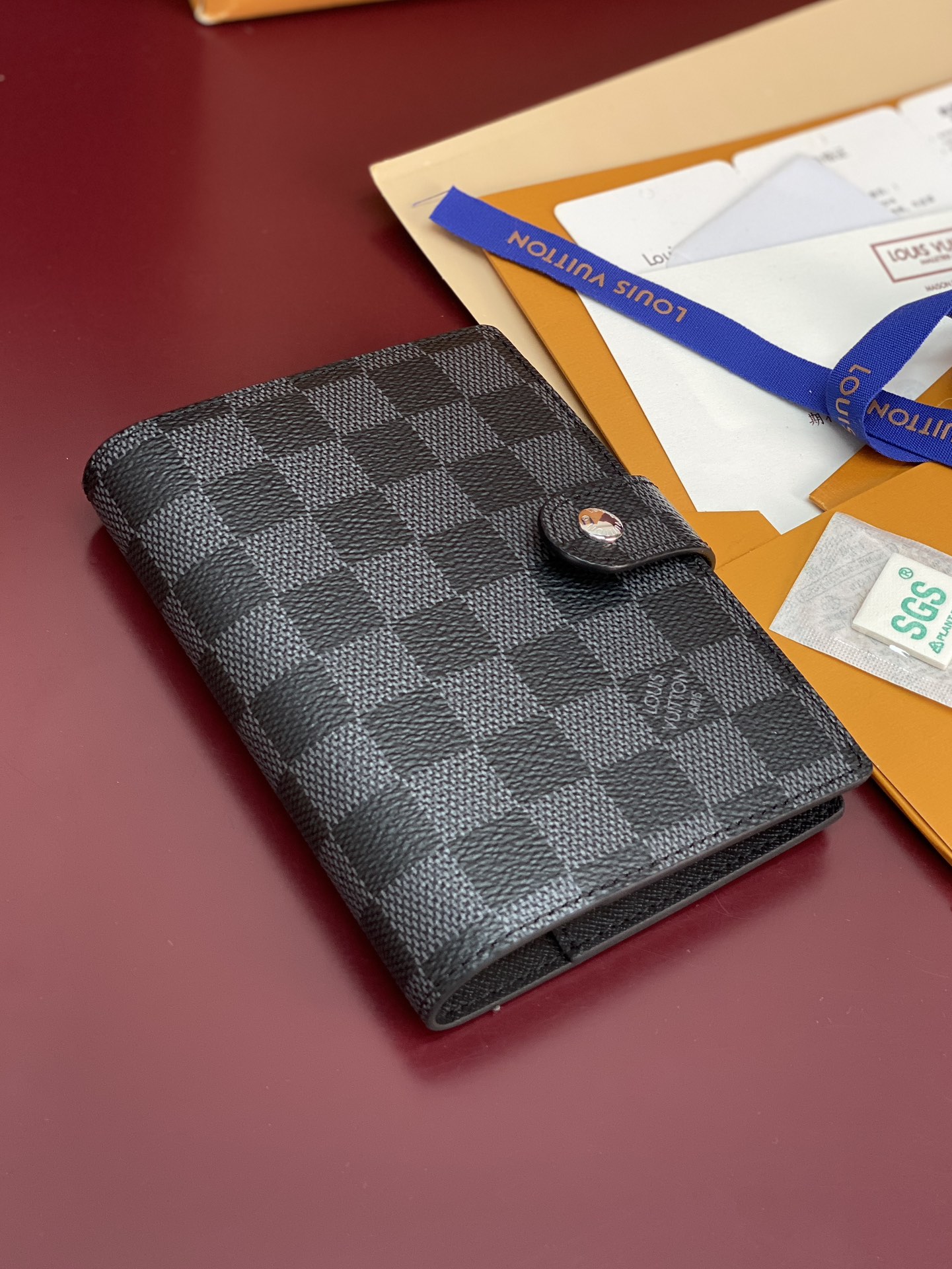 R20005 黑格 芯片版！小号活页记事本封面、这款小型记事本封套以 Monogram帆布制造，可放三张