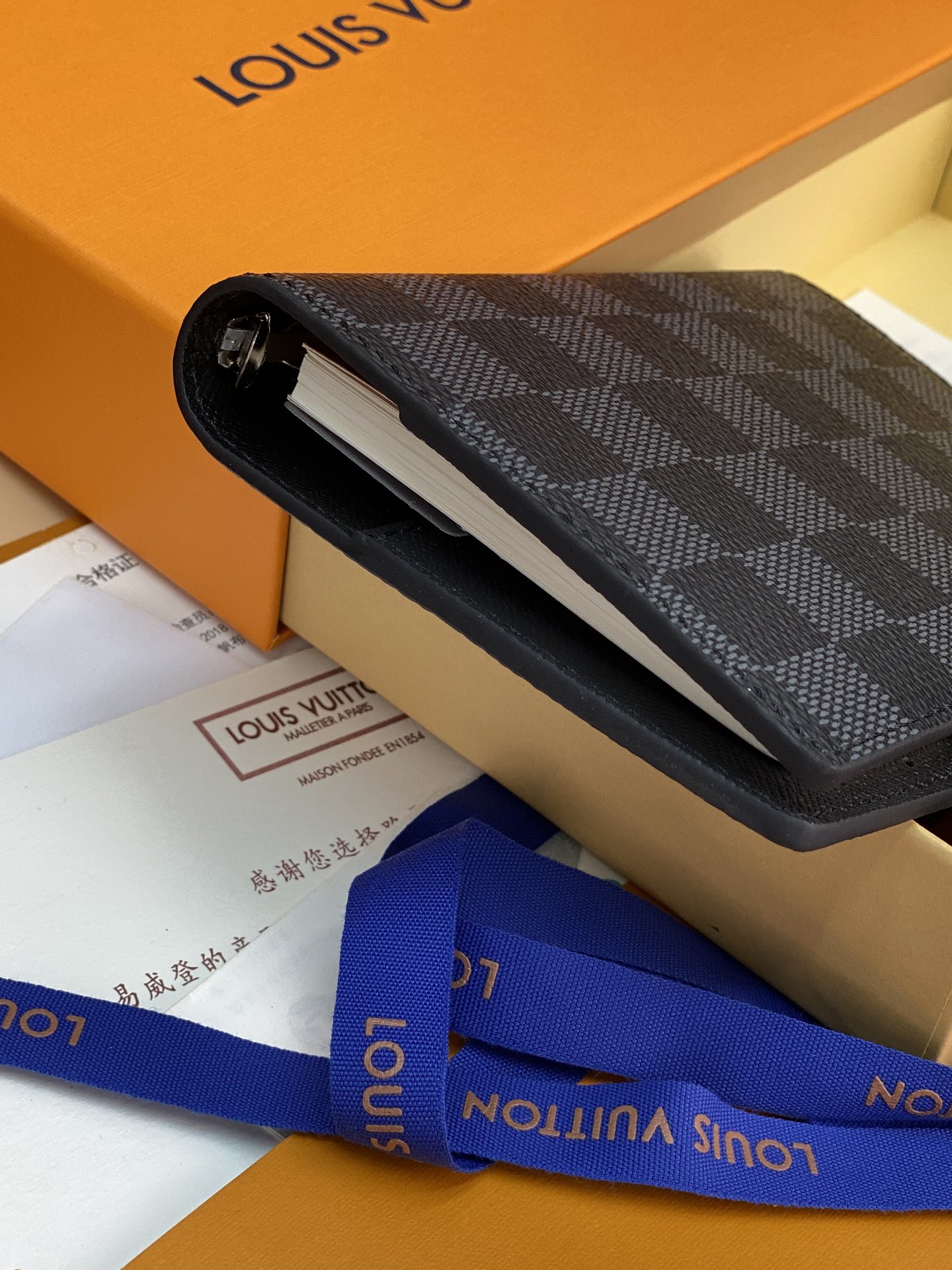 R20005 黑格 芯片版！小号活页记事本封面、这款小型记事本封套以 Monogram帆布制造，可放三张