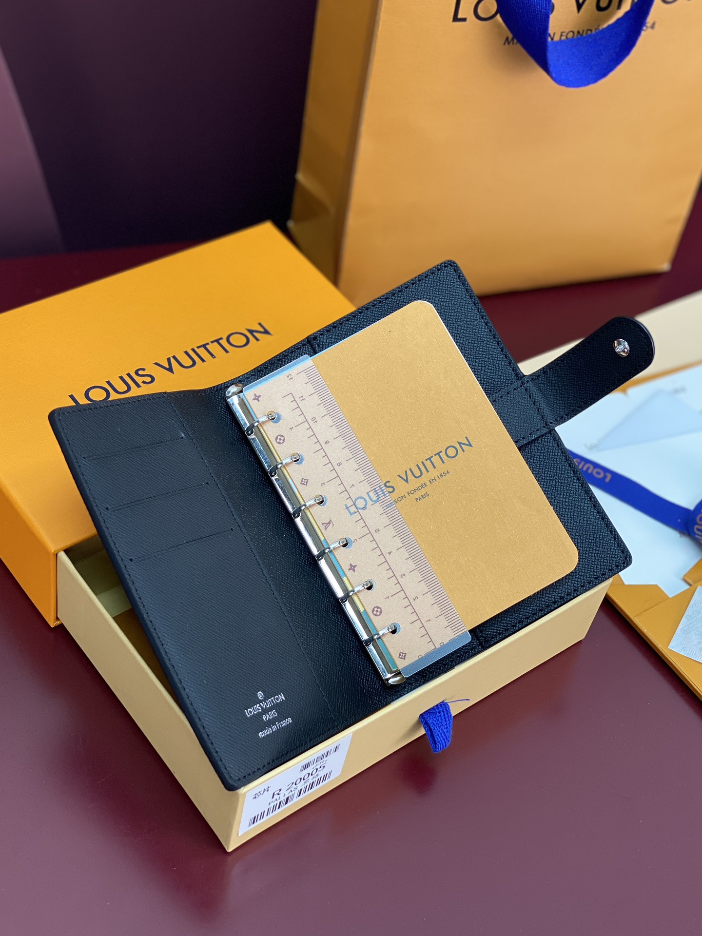 R20005 黑格 芯片版！小号活页记事本封面、这款小型记事本封套以 Monogram帆布制造，可放三张