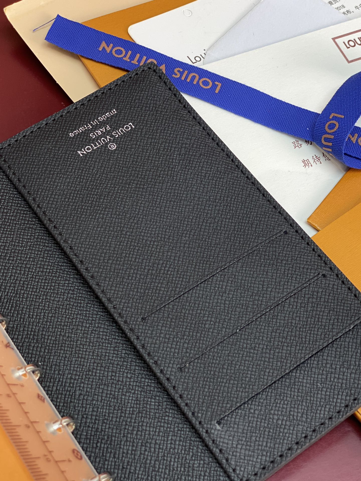 R20005 黑格 芯片版！小号活页记事本封面、这款小型记事本封套以 Monogram帆布制造，可放三张