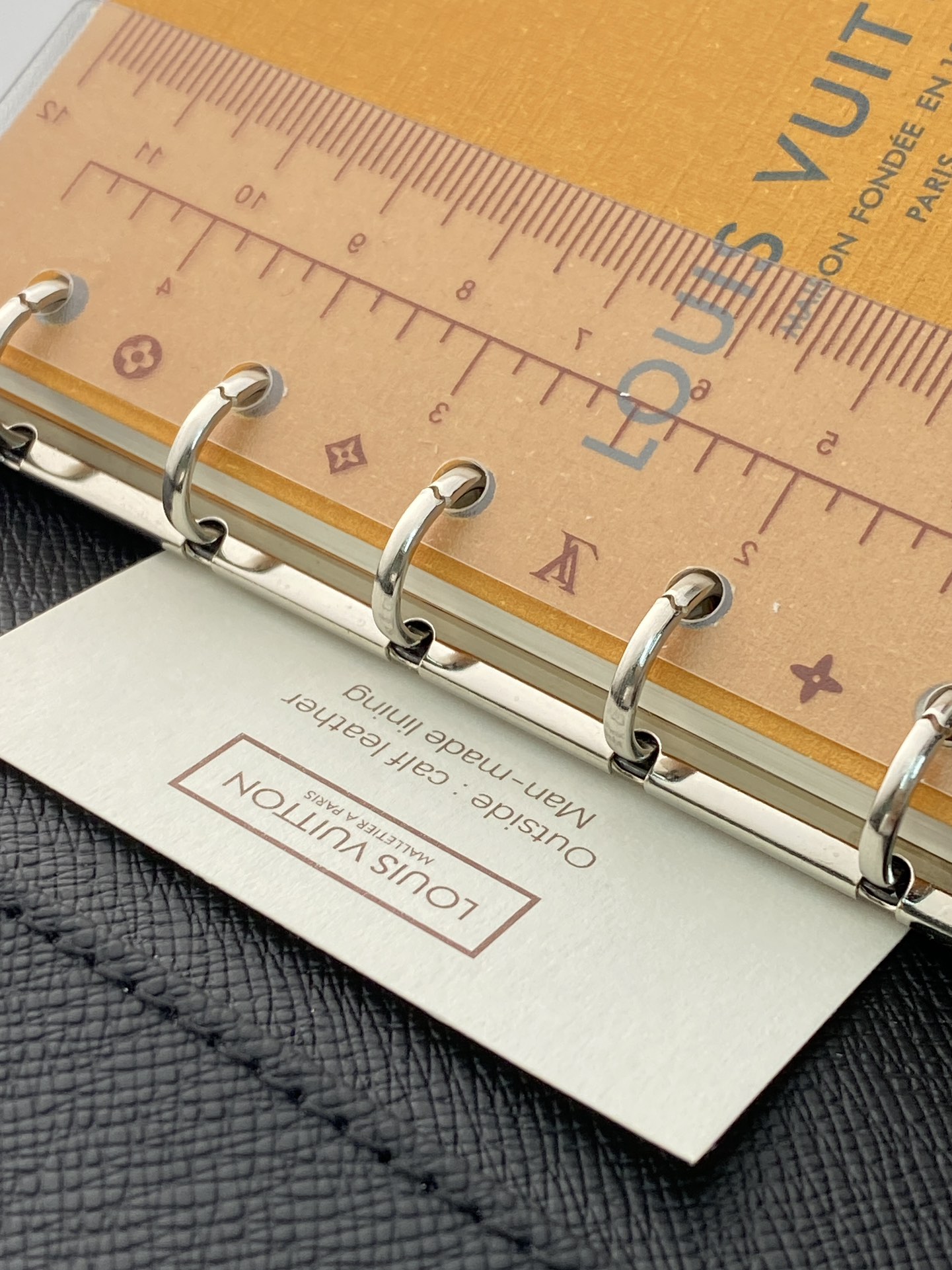 R20005 黑格 芯片版！小号活页记事本封面、这款小型记事本封套以 Monogram帆布制造，可放三张