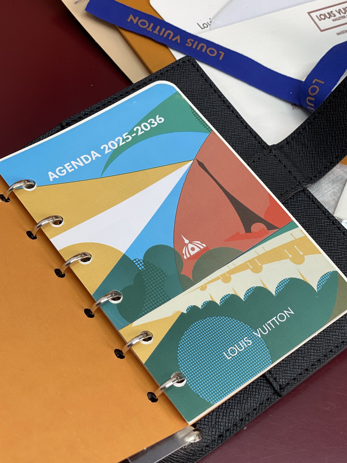 R20005 黑格 芯片版！小号活页记事本封面、这款小型记事本封套以 Monogram帆布制造，可放三张