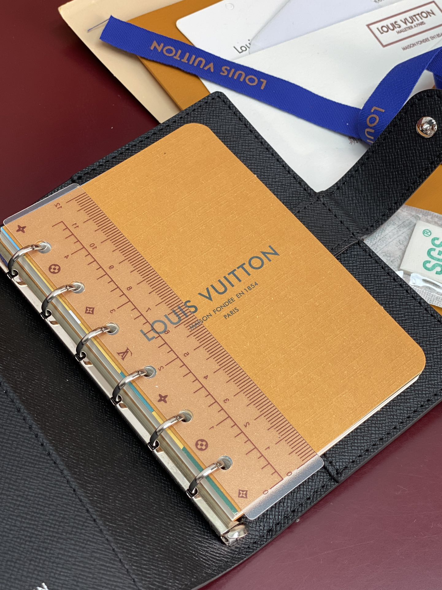 R20005 黑格 芯片版！小号活页记事本封面、这款小型记事本封套以 Monogram帆布制造，可放三张