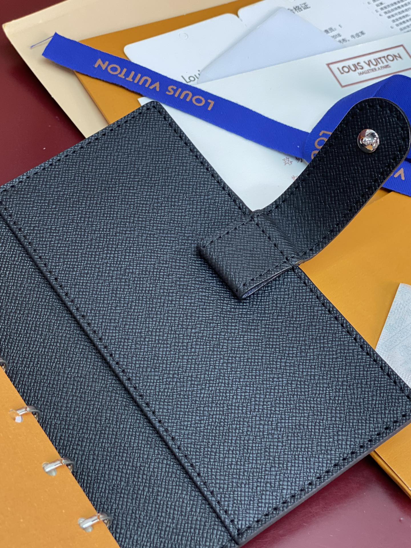 R20005 黑格 芯片版！小号活页记事本封面、这款小型记事本封套以 Monogram帆布制造，可放三张