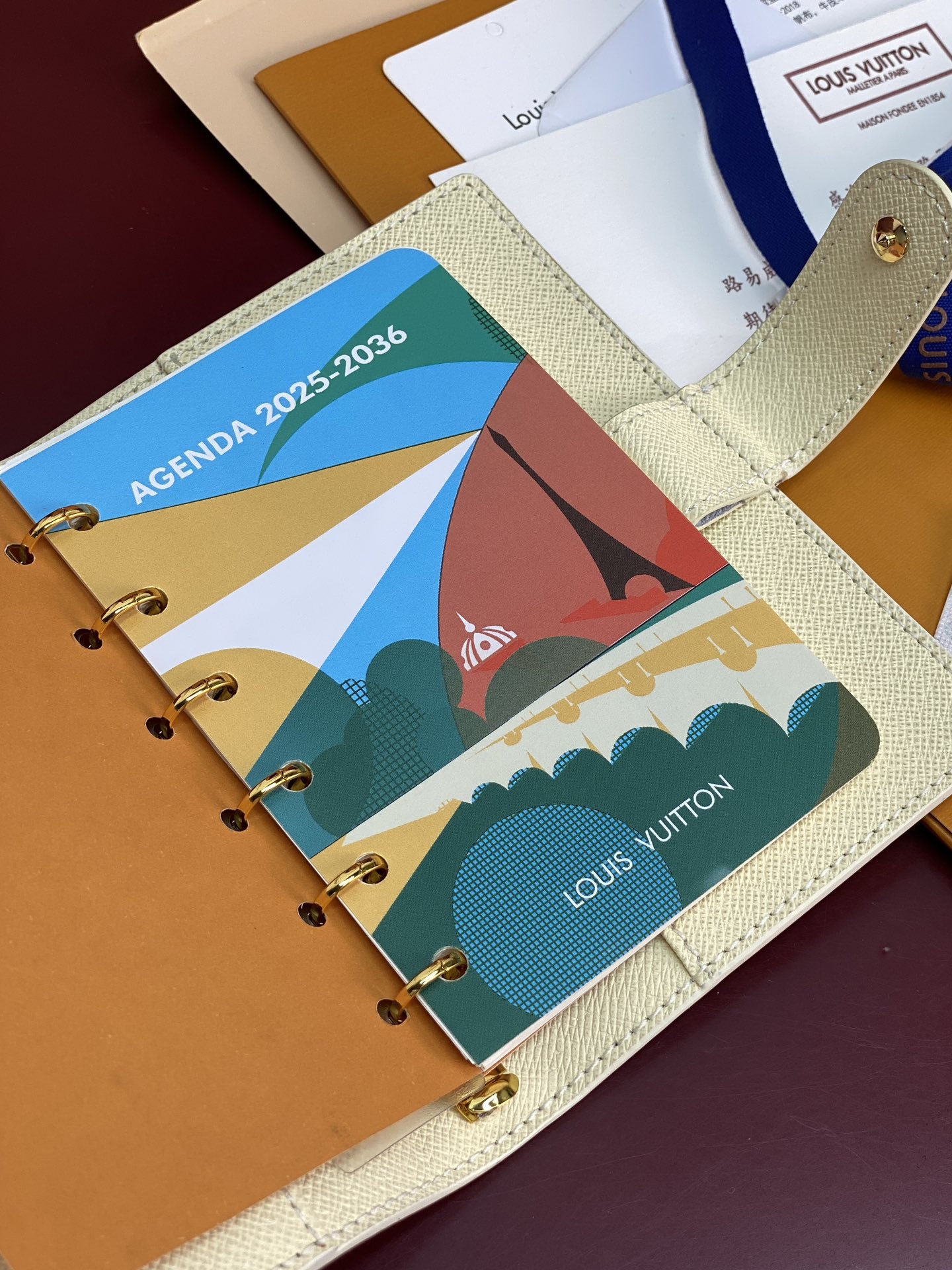 R20005 白格 芯片版！小号活页记事本封面、这款小型记事本封套以 Monogram帆布制造，可放三张