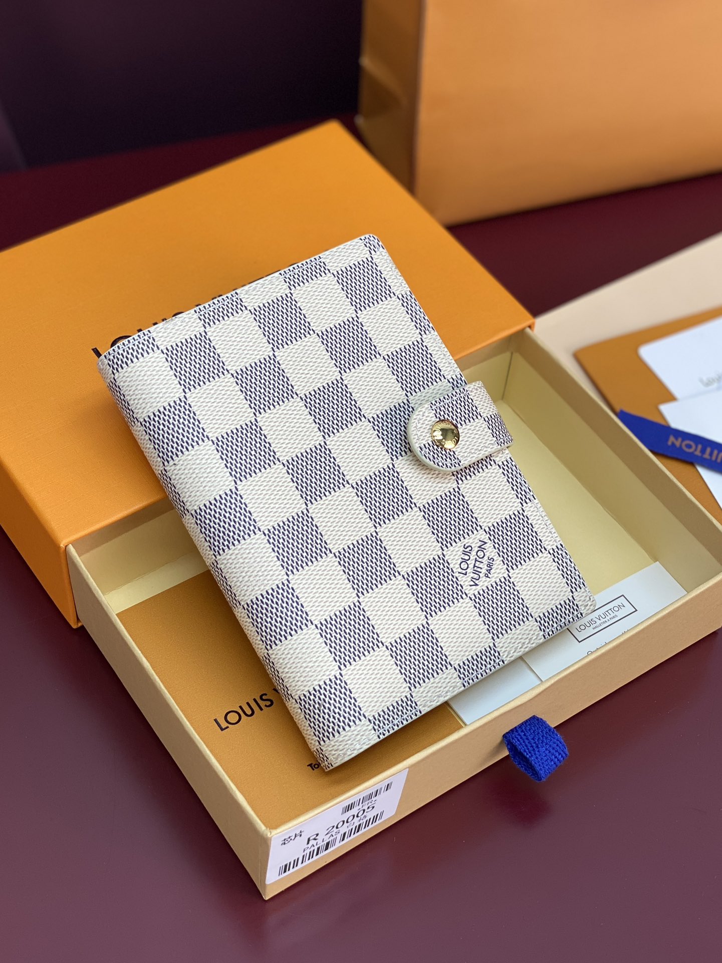 R20005 白格 芯片版！小号活页记事本封面、这款小型记事本封套以 Monogram帆布制造，可放三张