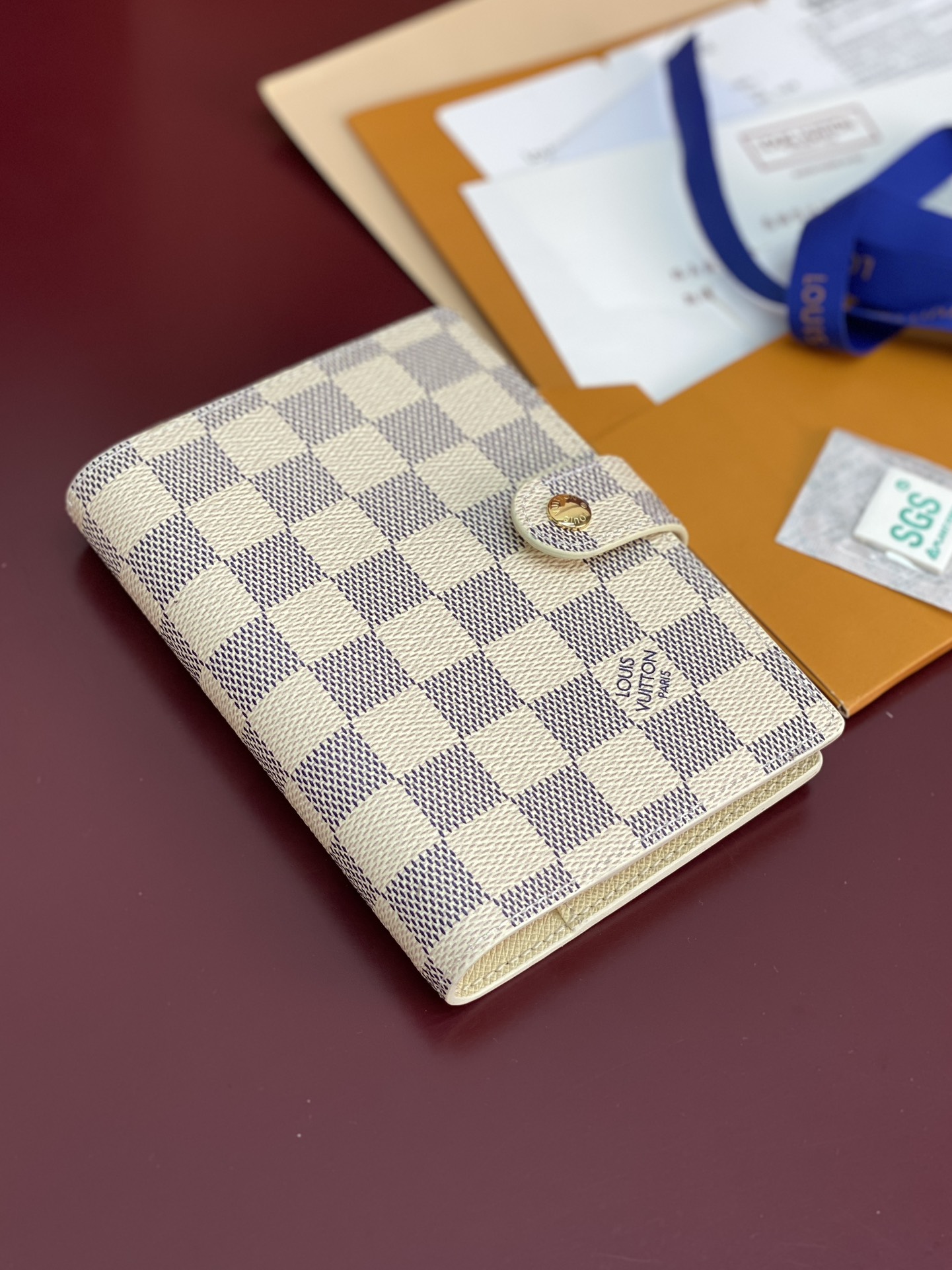 R20005 白格 芯片版！小号活页记事本封面、这款小型记事本封套以 Monogram帆布制造，可放三张