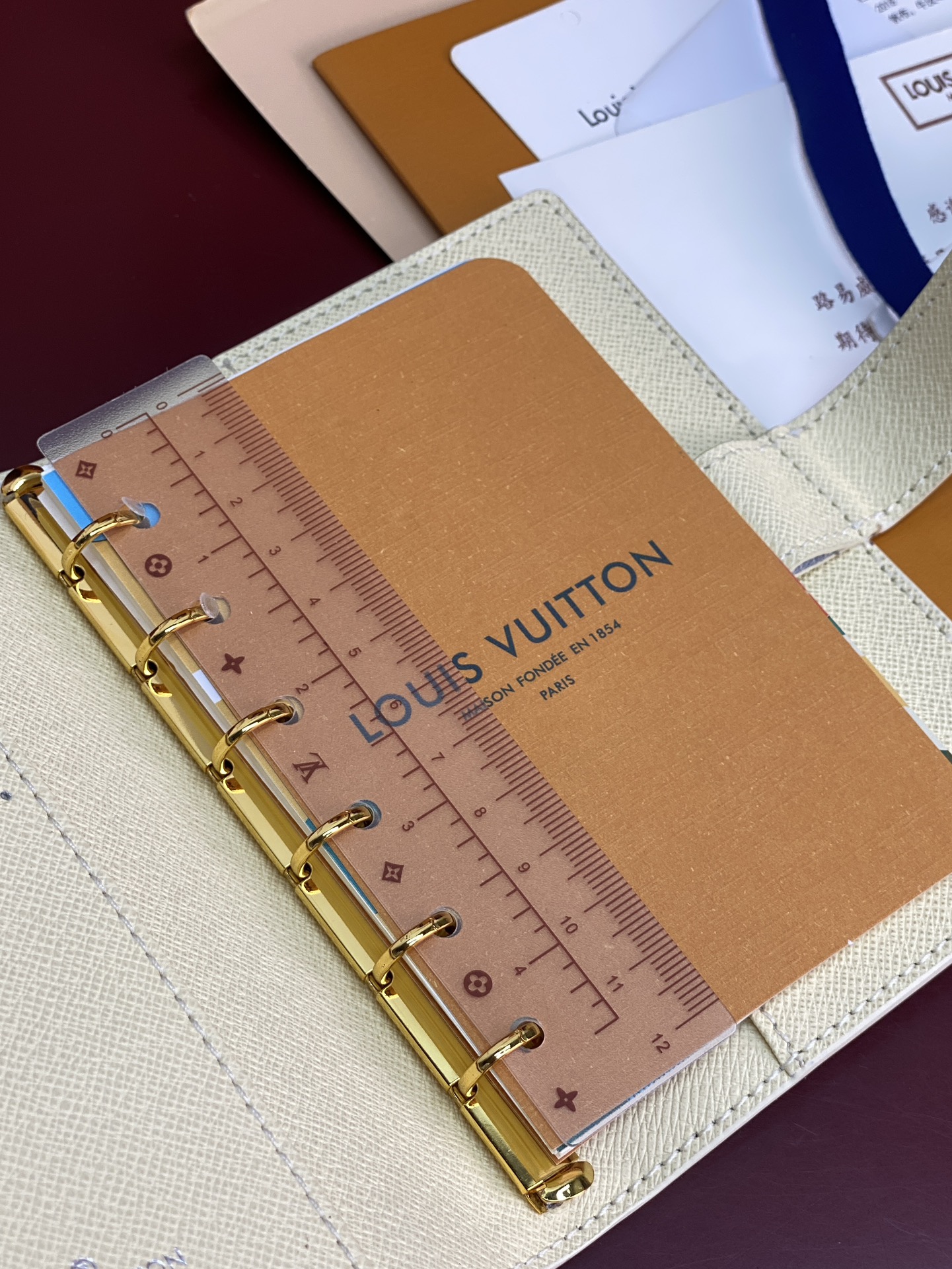 R20005 白格 芯片版！小号活页记事本封面、这款小型记事本封套以 Monogram帆布制造，可放三张