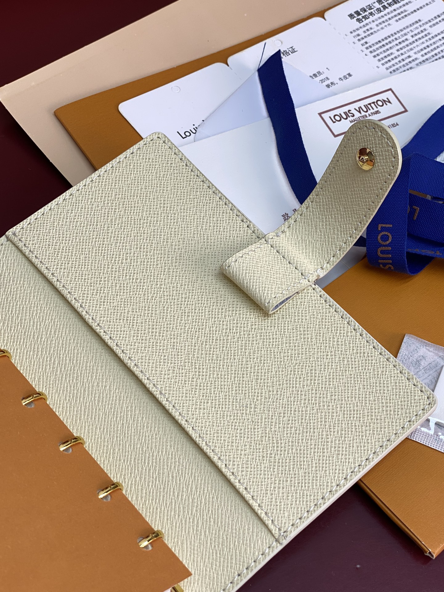 R20005 白格 芯片版！小号活页记事本封面、这款小型记事本封套以 Monogram帆布制造，可放三张