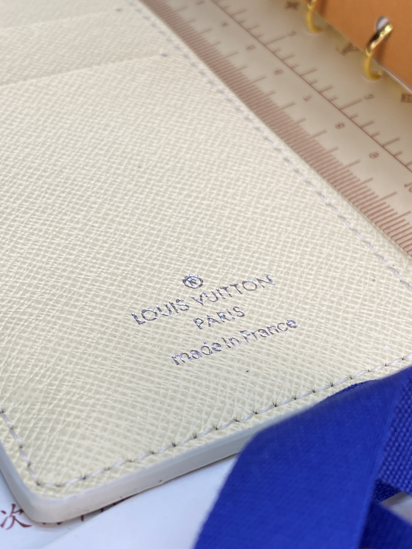 R20005 白格 芯片版！小号活页记事本封面、这款小型记事本封套以 Monogram帆布制造，可放三张