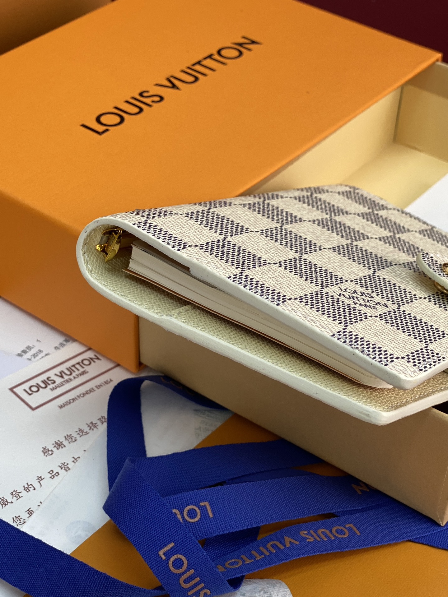 R20005 白格 芯片版！小号活页记事本封面、这款小型记事本封套以 Monogram帆布制造，可放三张