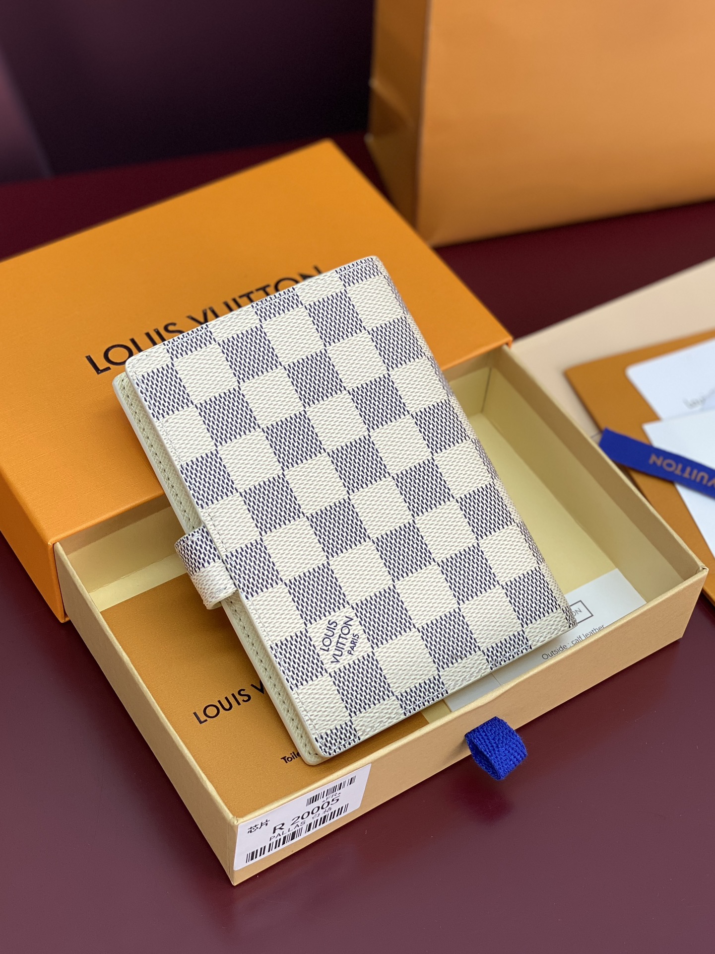 R20005 白格 芯片版！小号活页记事本封面、这款小型记事本封套以 Monogram帆布制造，可放三张