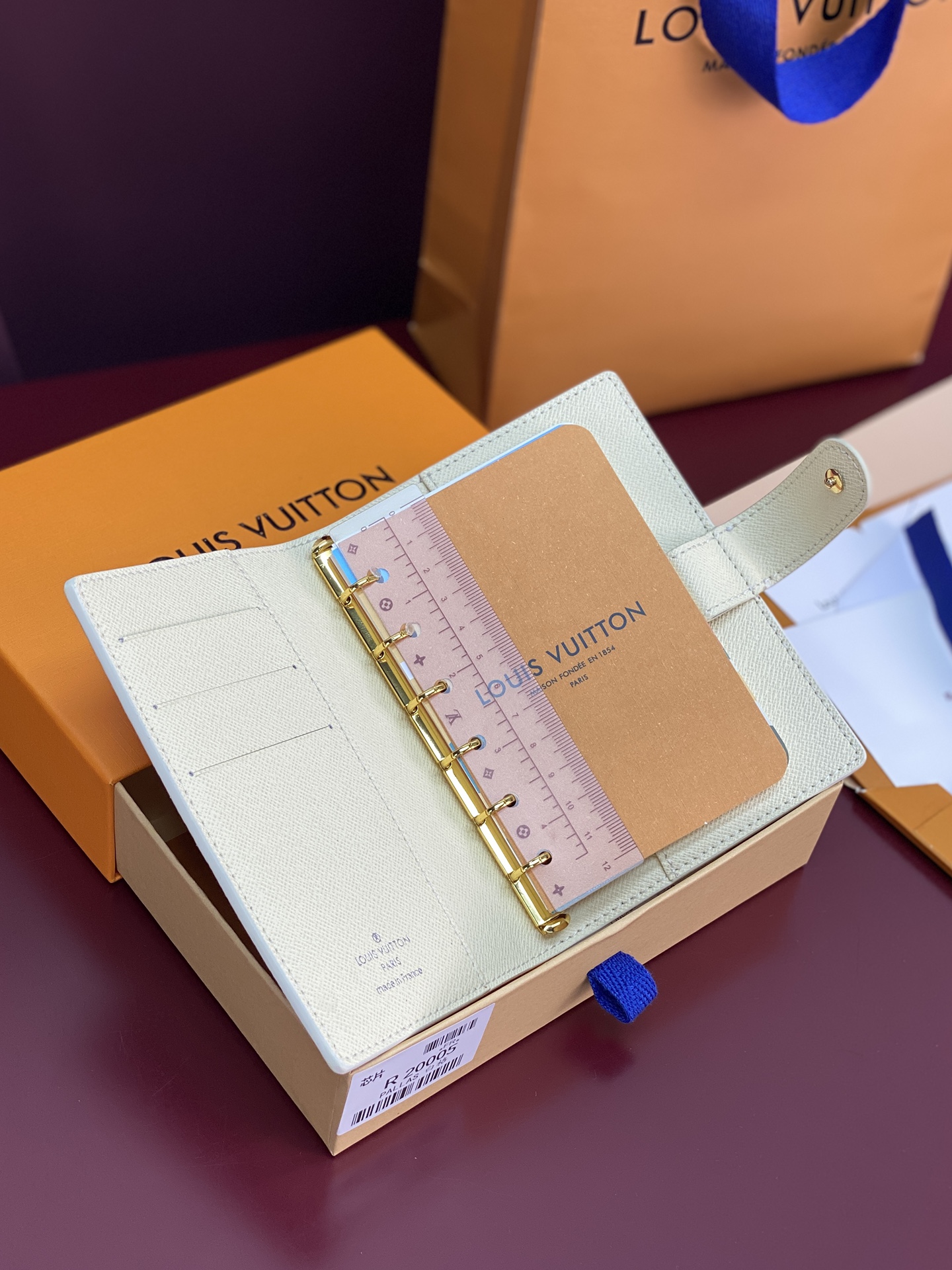 R20005 白格 芯片版！小号活页记事本封面、这款小型记事本封套以 Monogram帆布制造，可放三张